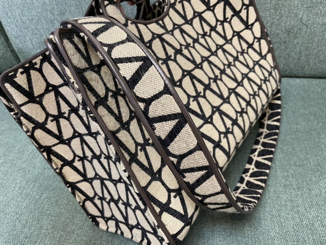 Bagsaaa Va1e*ntin0 Garavani La Troisième Toile Iconographe tote bag black