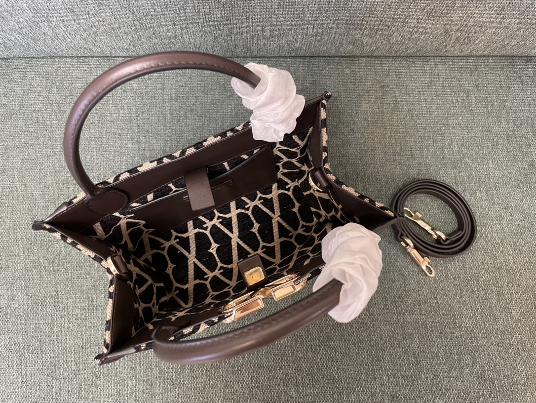 Bagsaaa Va1e*ntin0 Garavani Toile Iconographe Small Tote Bag brown 28cm