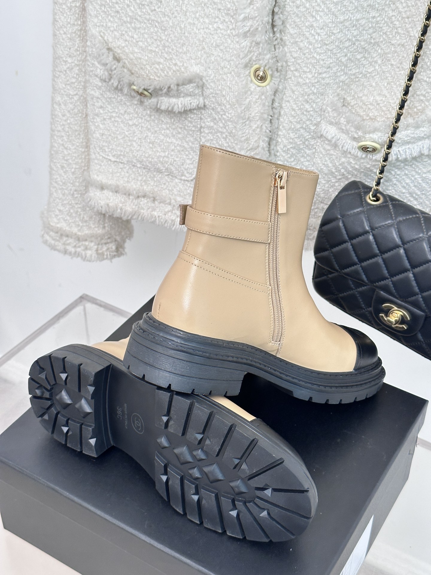 Bagsaaa Ch**el Chelsea Beige Leather Boots