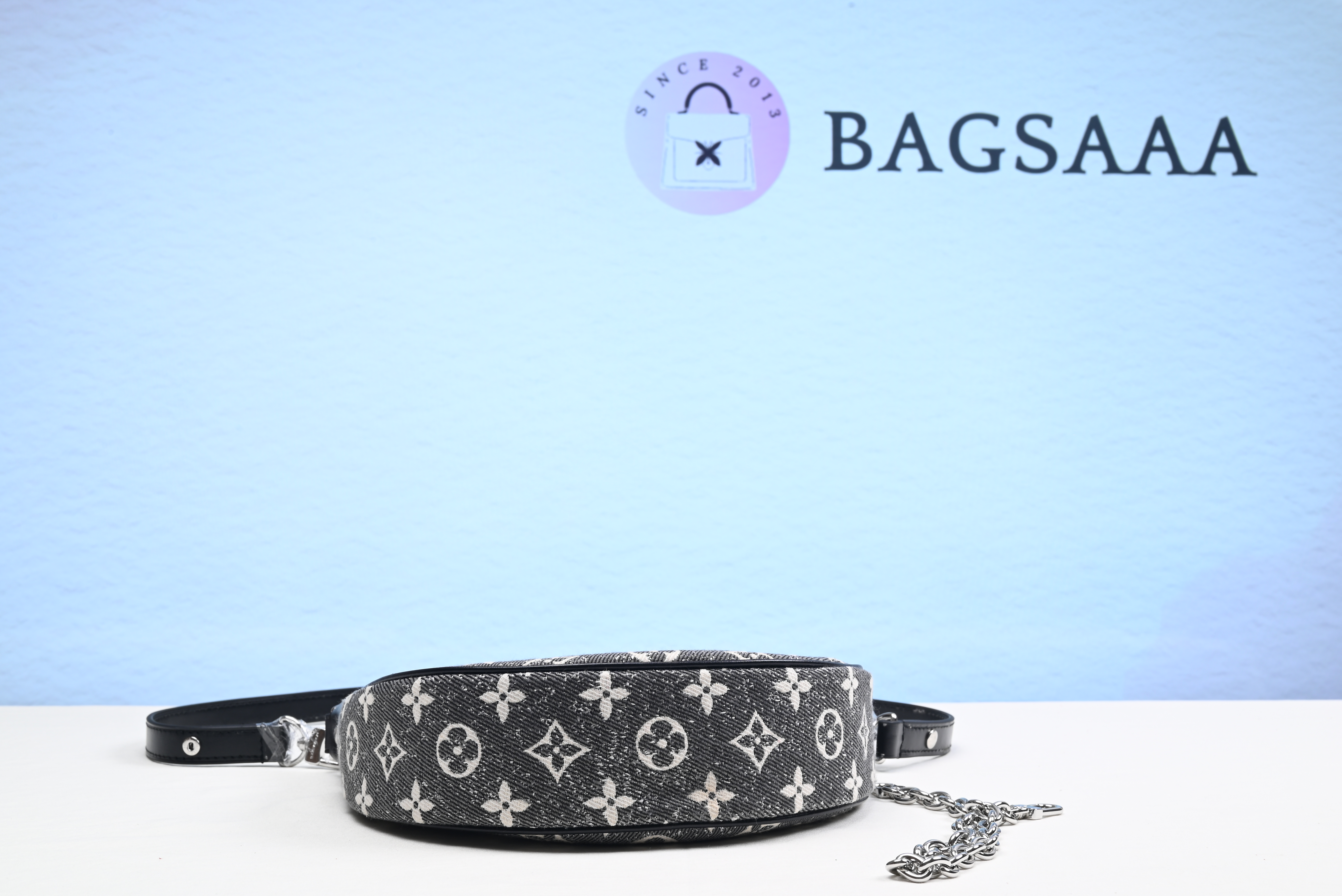 Bagsaaa L0vis Vvtt0n Loop bag black denim 23cm