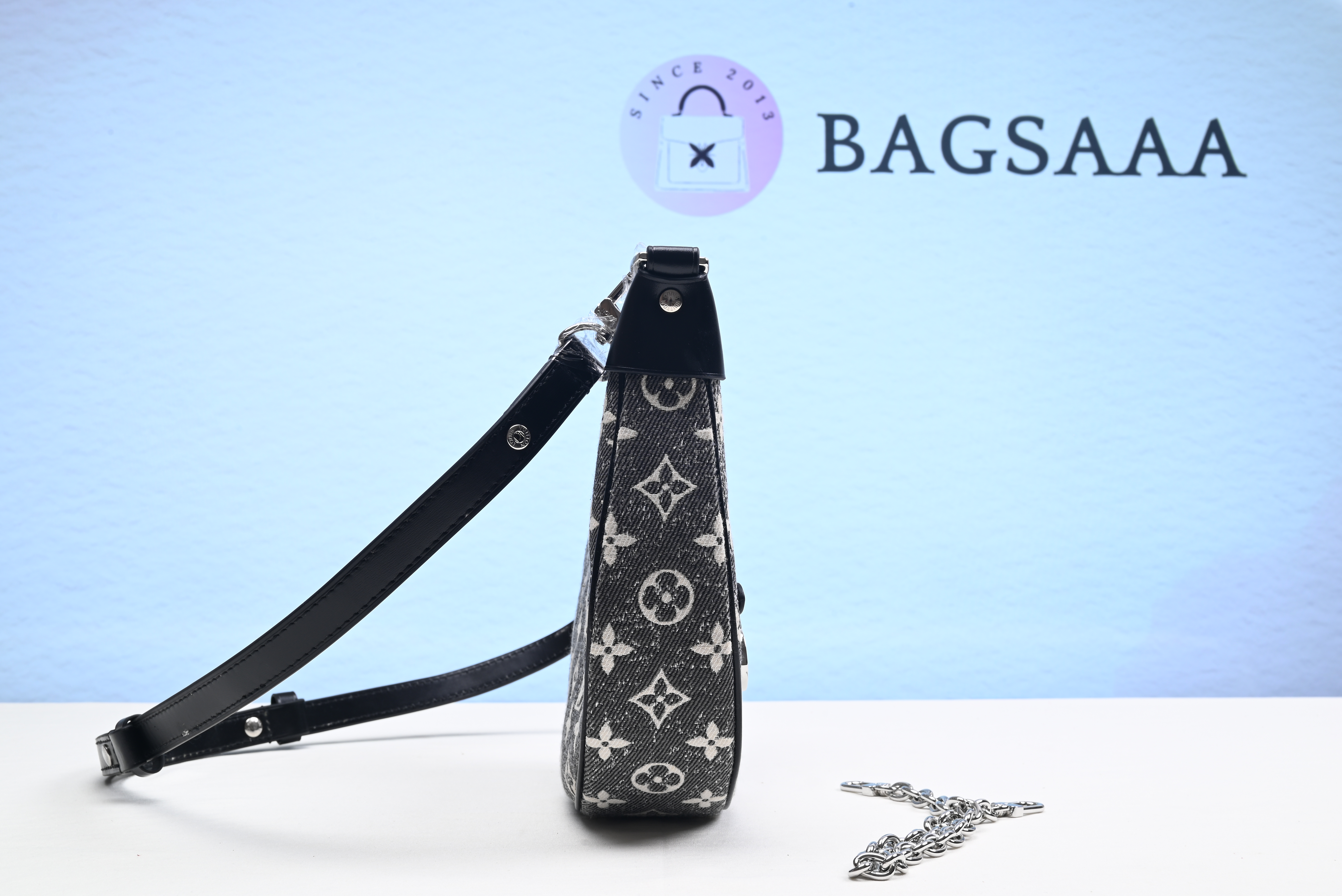 Bagsaaa L0vis Vvtt0n Loop bag black denim 23cm