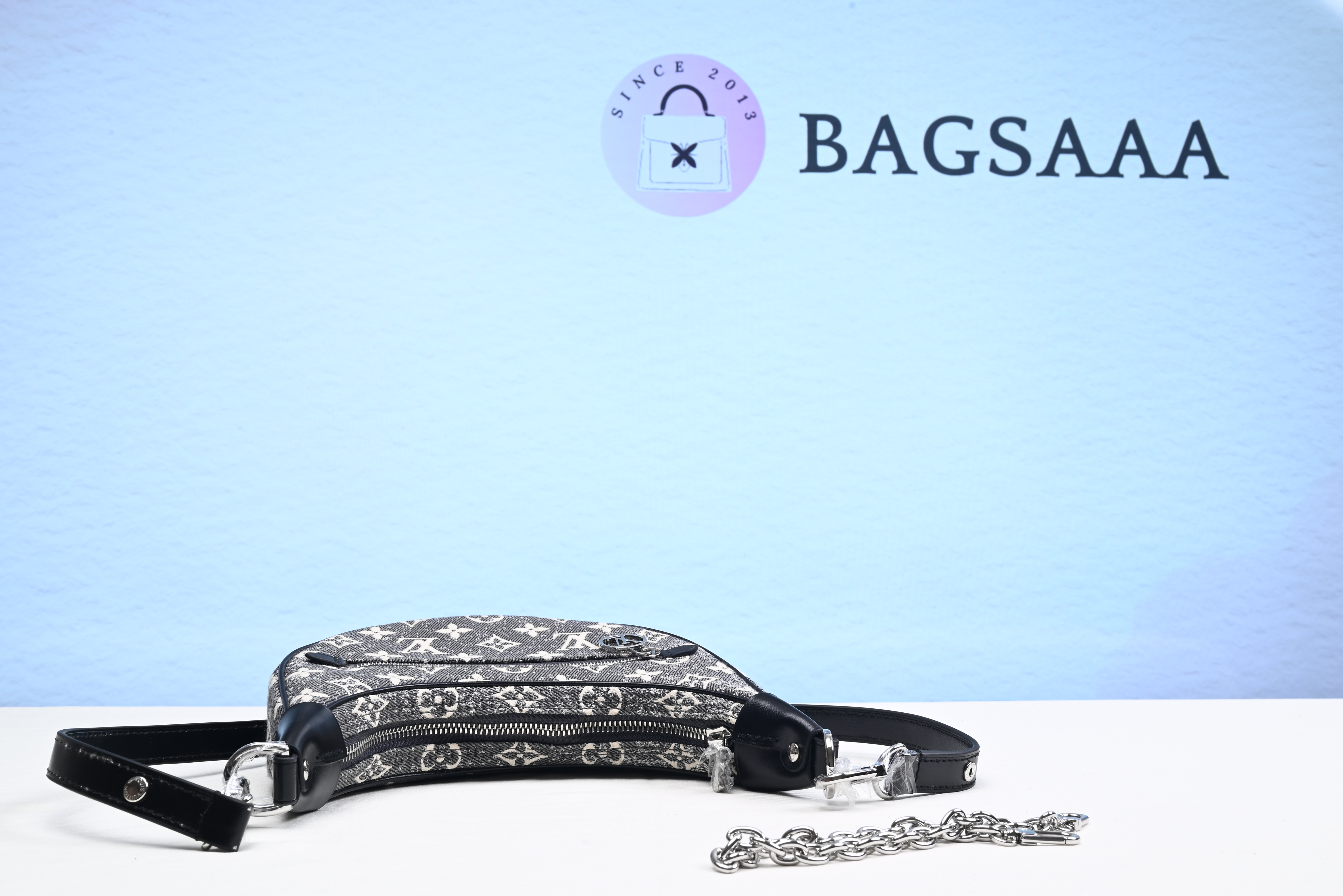 Bagsaaa L0vis Vvtt0n Loop bag black denim 23cm
