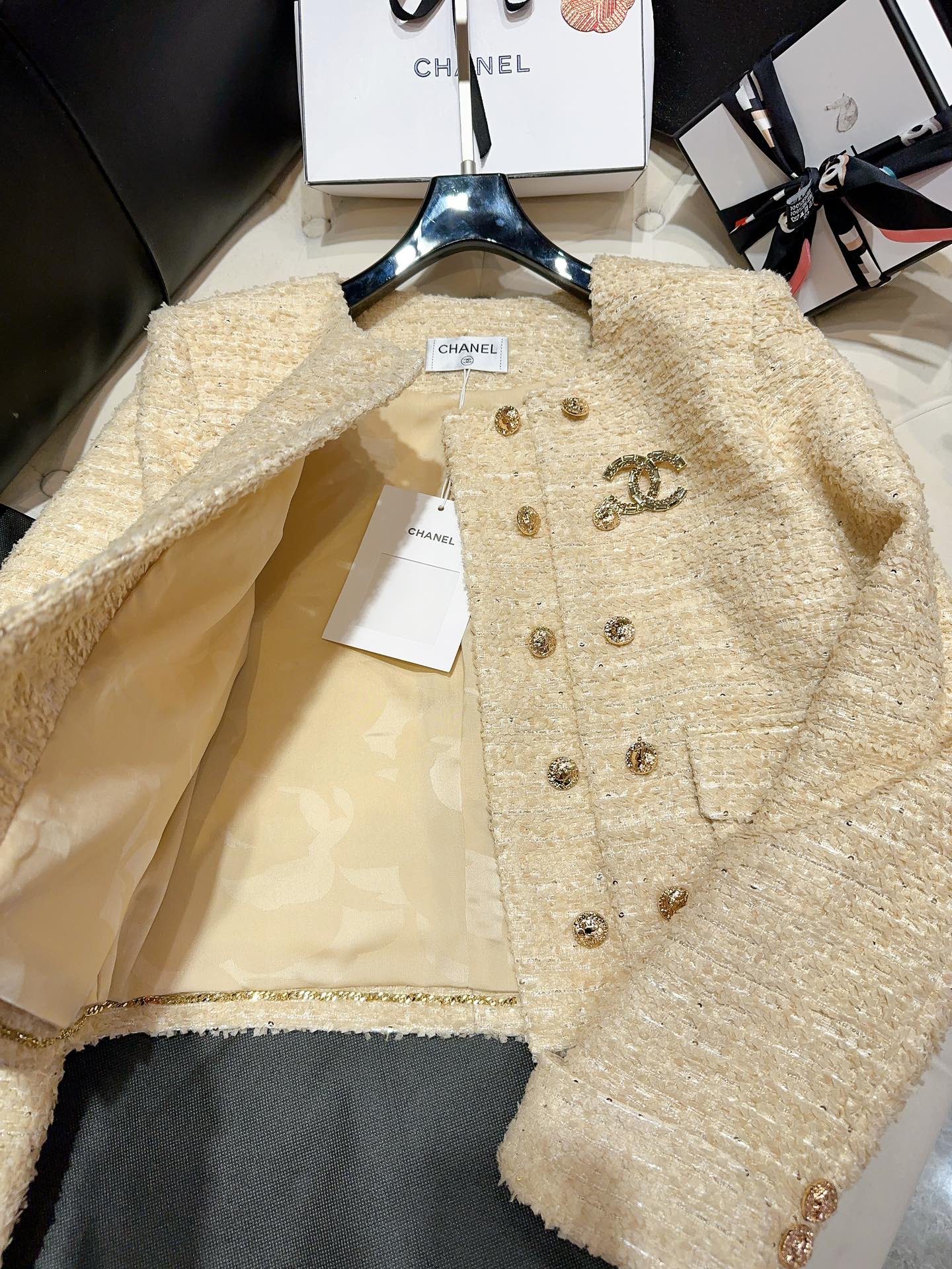 Bagsaaa Ch**el Tweed Light Yellow Jacket CC Silver Logo Hardware