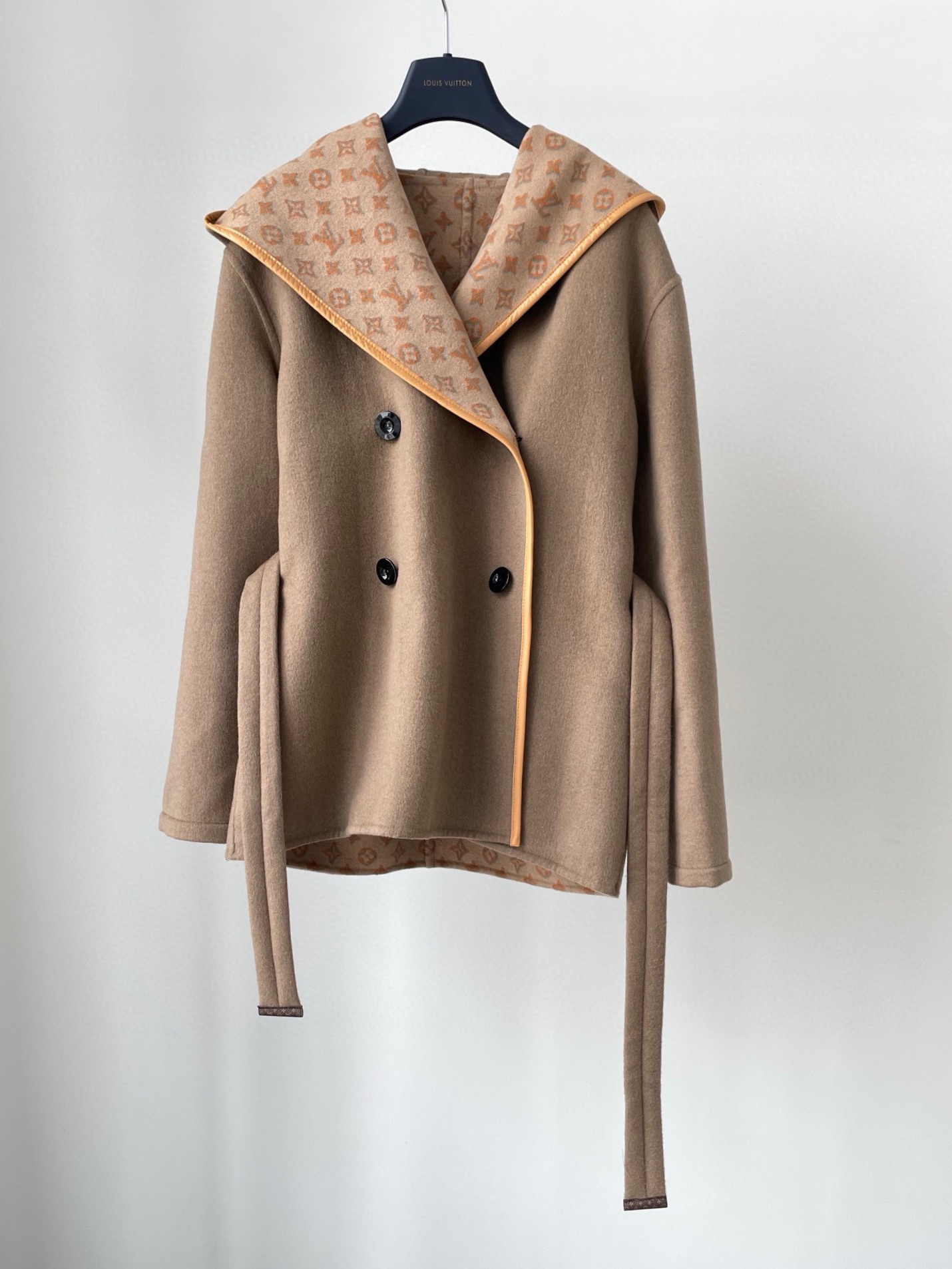 Bagsaaa L0vis Vvtt0n Belted Short Coat Beige