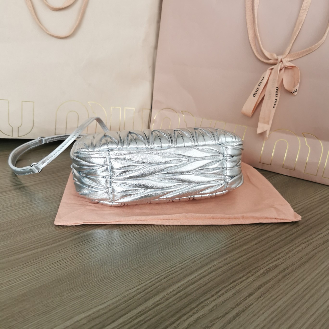 Bagsaaa M1um1u Wander Matelasse Leather Silver 20cm