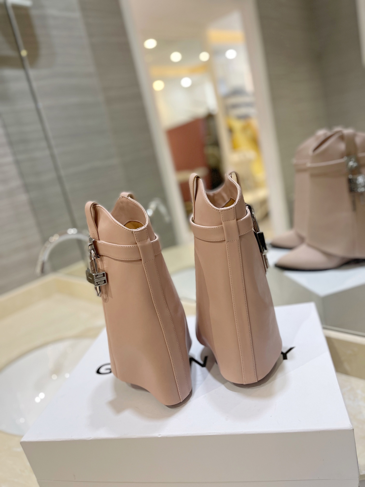 Bagsaaa Givenchy Shark Lock Ankle Boots in leather light pink