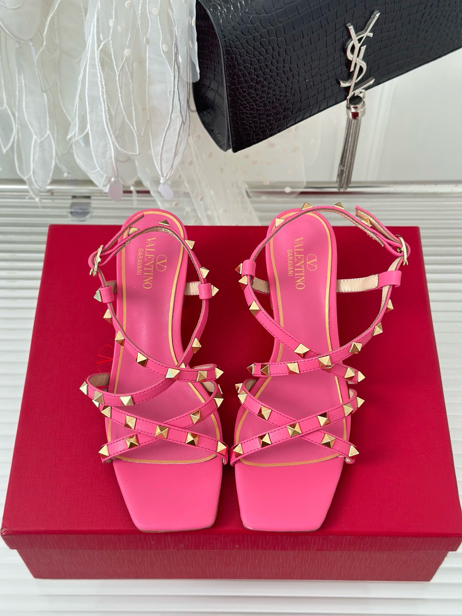Bagsaaa Va1e*ntin0 Garavani Rockstud-embellished flat pink leather sandals