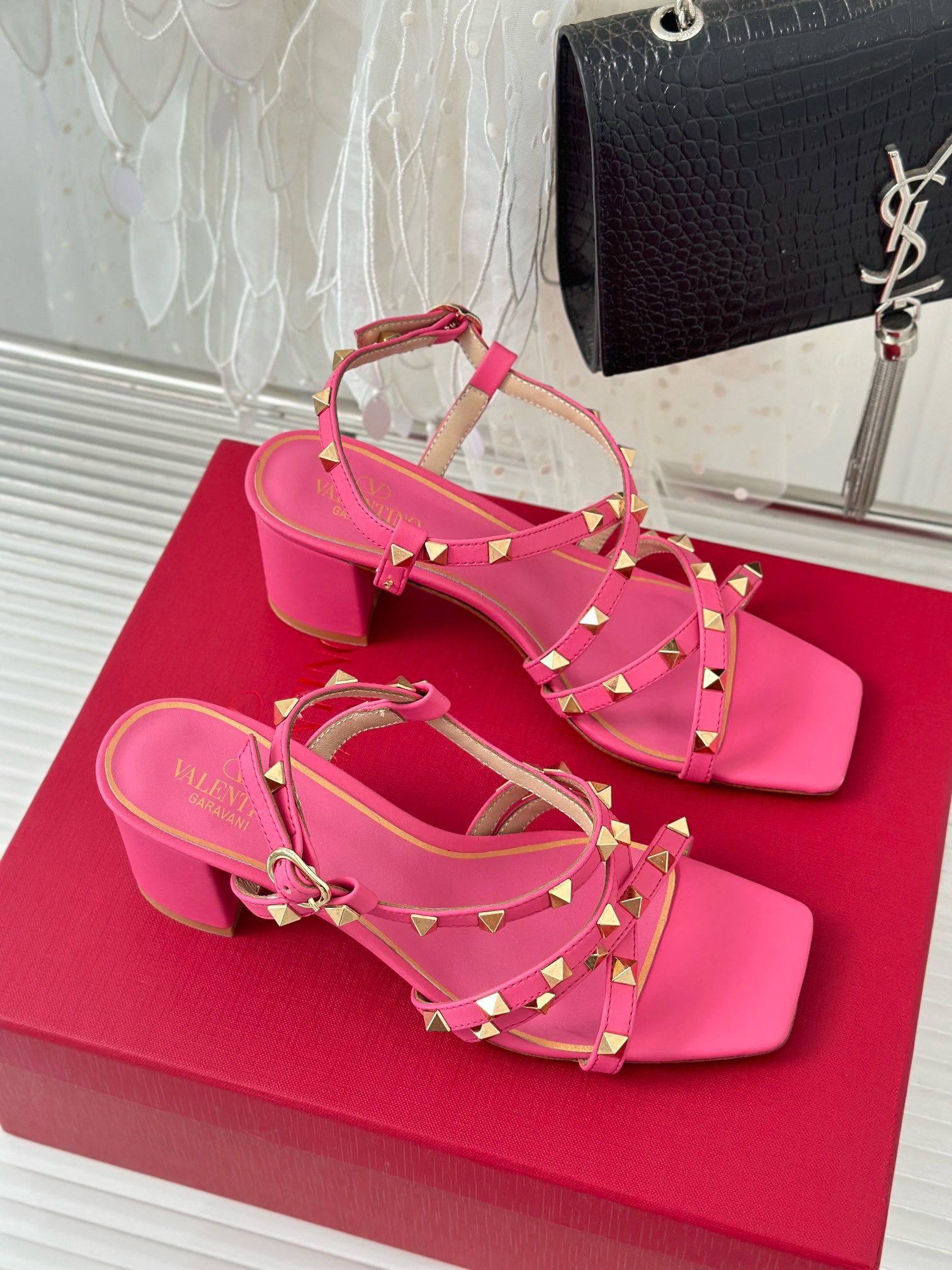 Bagsaaa Va1e*ntin0 Garavani Rockstud-embellished flat pink leather sandals