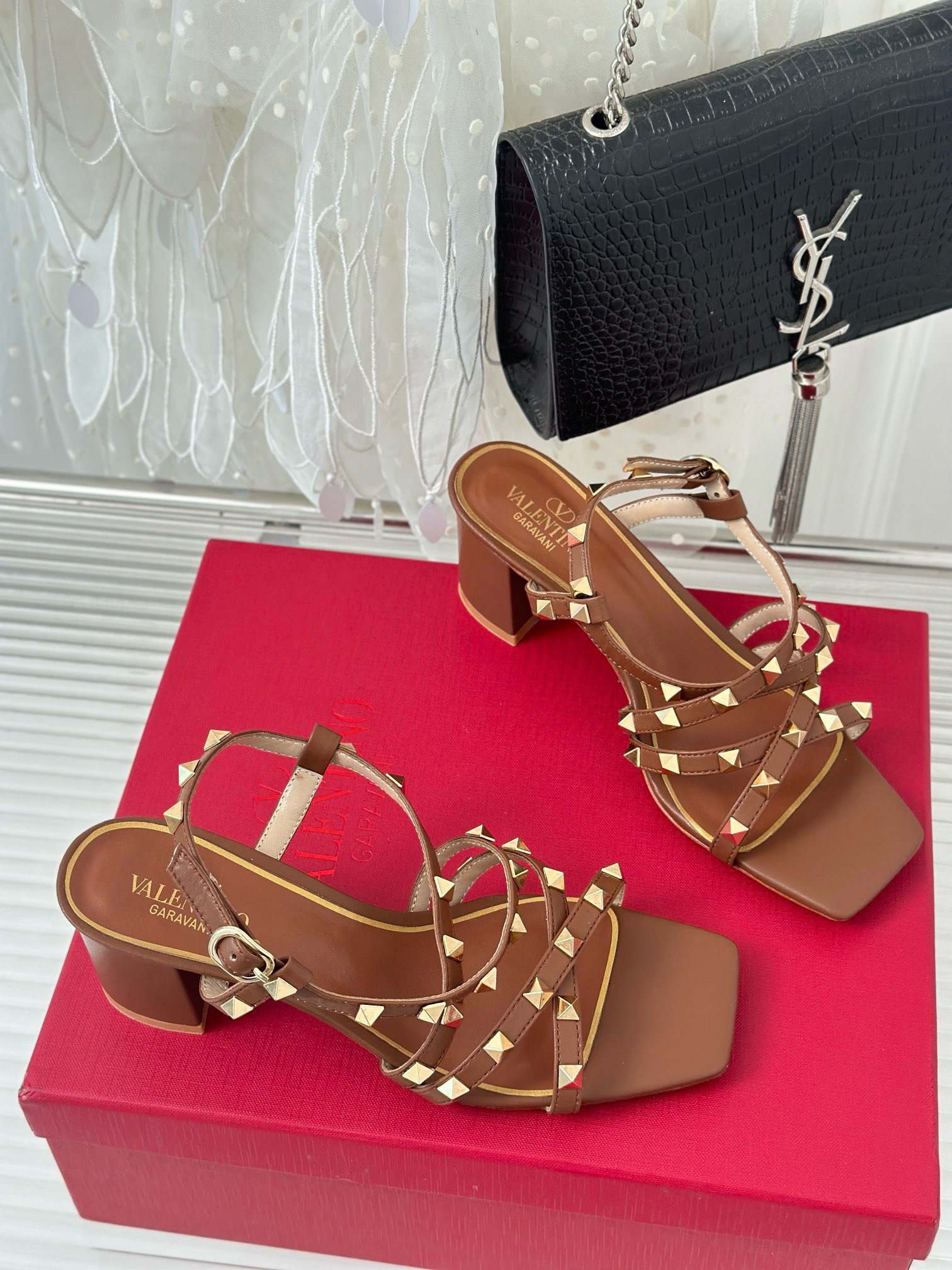 Bagsaaa Va1e*ntin0 Garavani Rockstud-embellished flat brown leather sandals