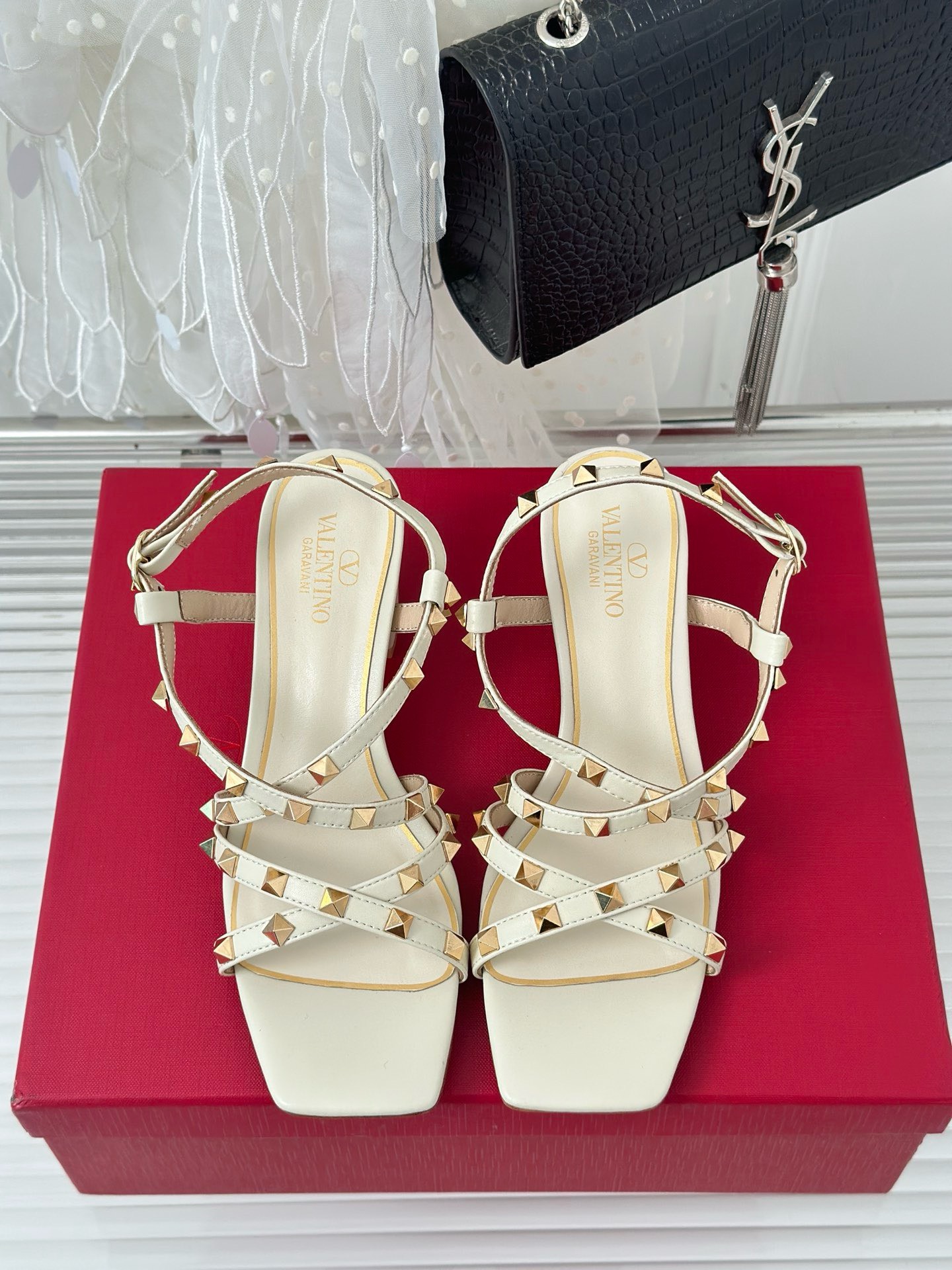 Bagsaaa Va1e*ntin0 Garavani Rockstud-embellished flat white leather sandals