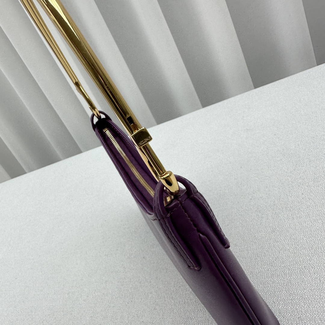Bagsaaa Jacquemus Le Bisou Mousqueton Shoulder Bag - Purple