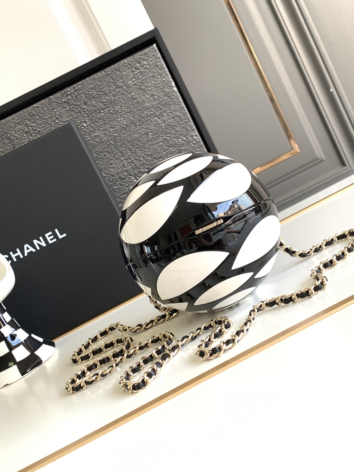 Bagsaaa Ch**el SPHERE MINAUDIERE Plexi & Gold-Tone Metal Black & White