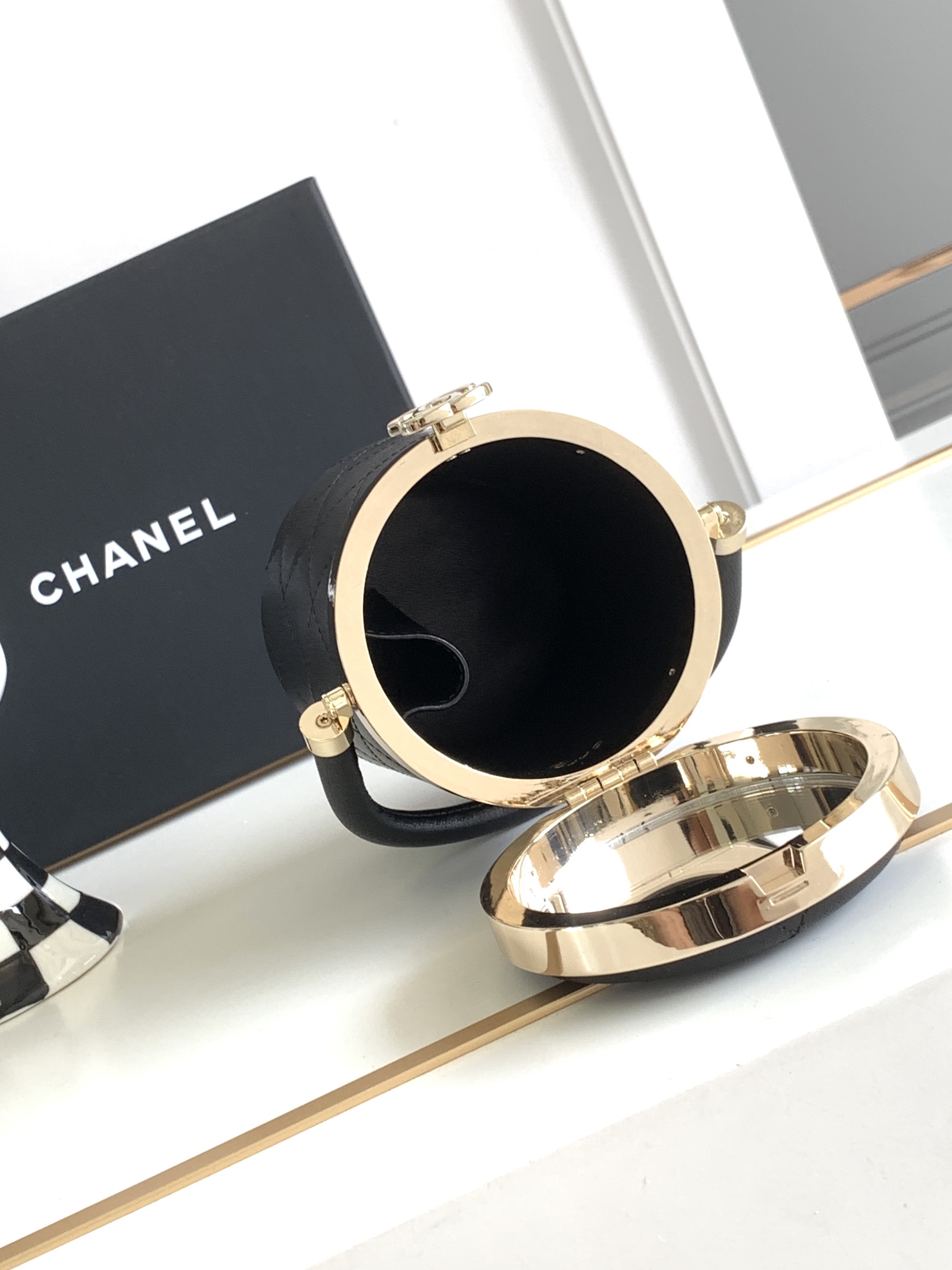 Bagsaaa Ch**el Clutch With Chain Lambskin & Gold-Tone Metal Black - 10.5 × 9.4 × 8.3 cm