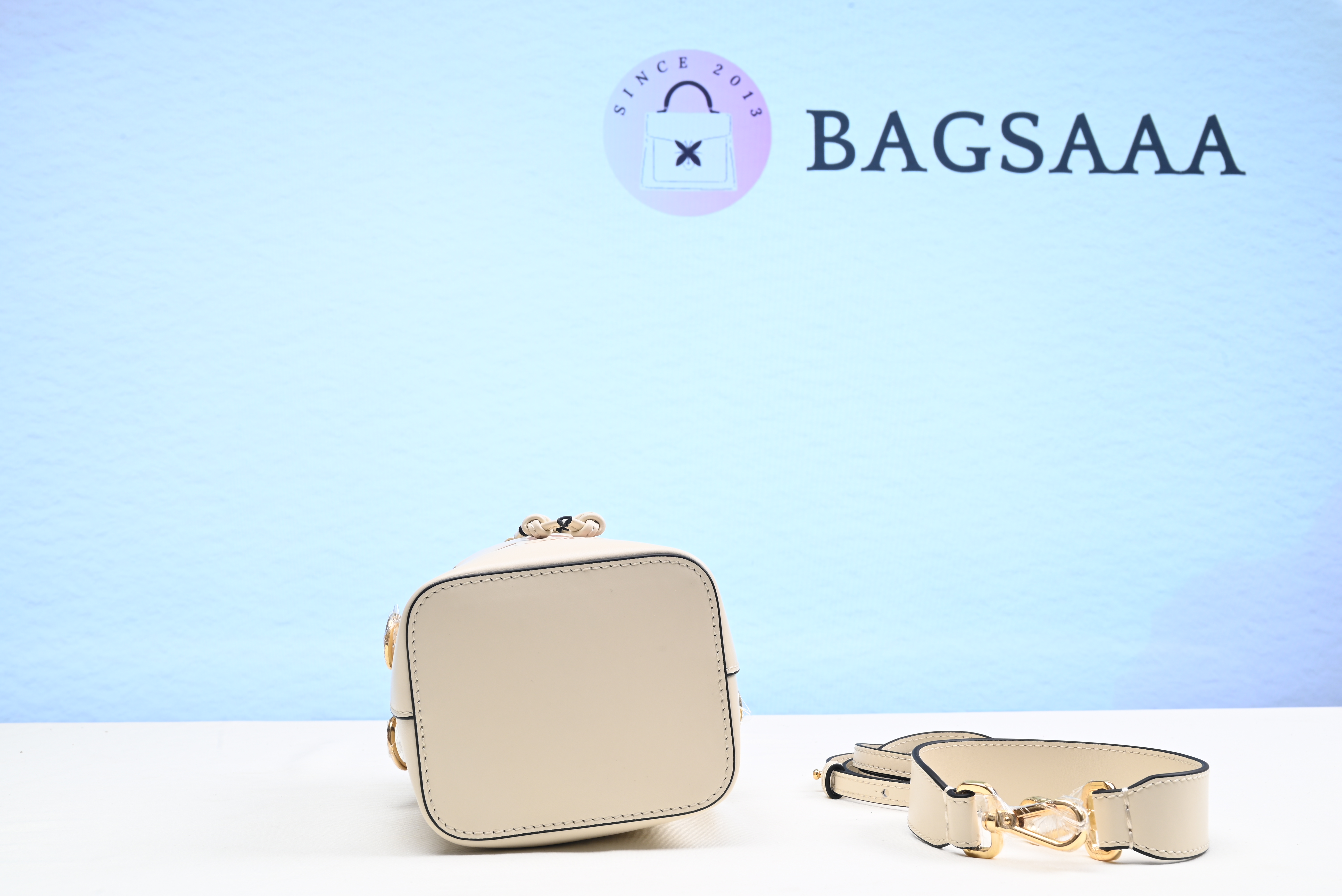 Bagsaaa F**di Mon Tresor Bucket Bag in cream 18cm