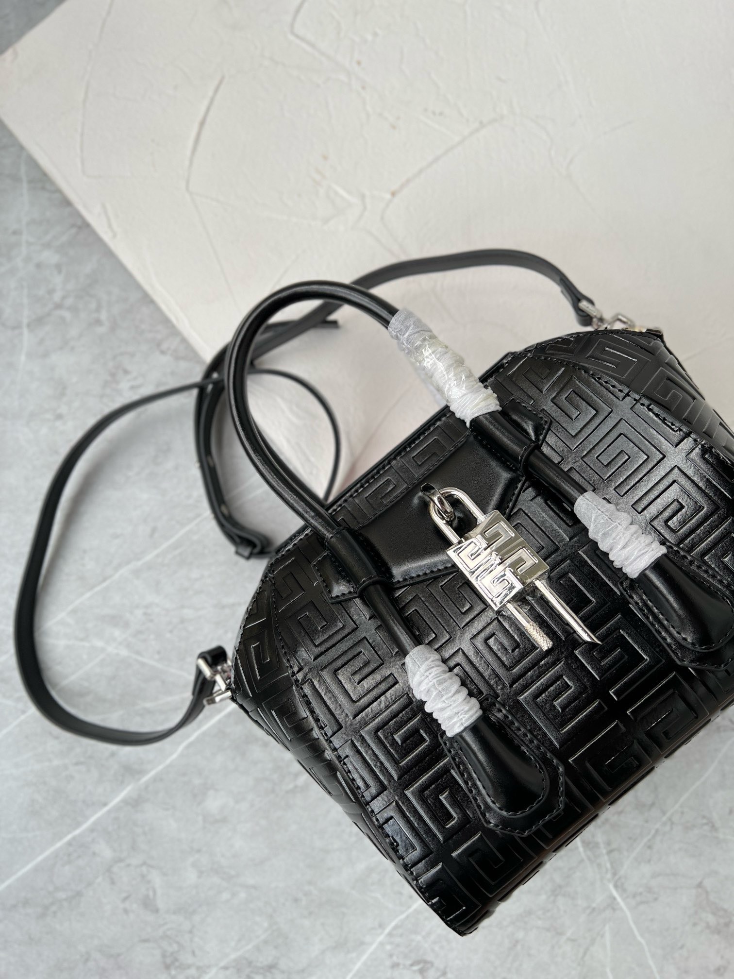 Bagsaaa Givenchy Antigona Lock Tote Bag Black Box Leather - 23*27*13cm