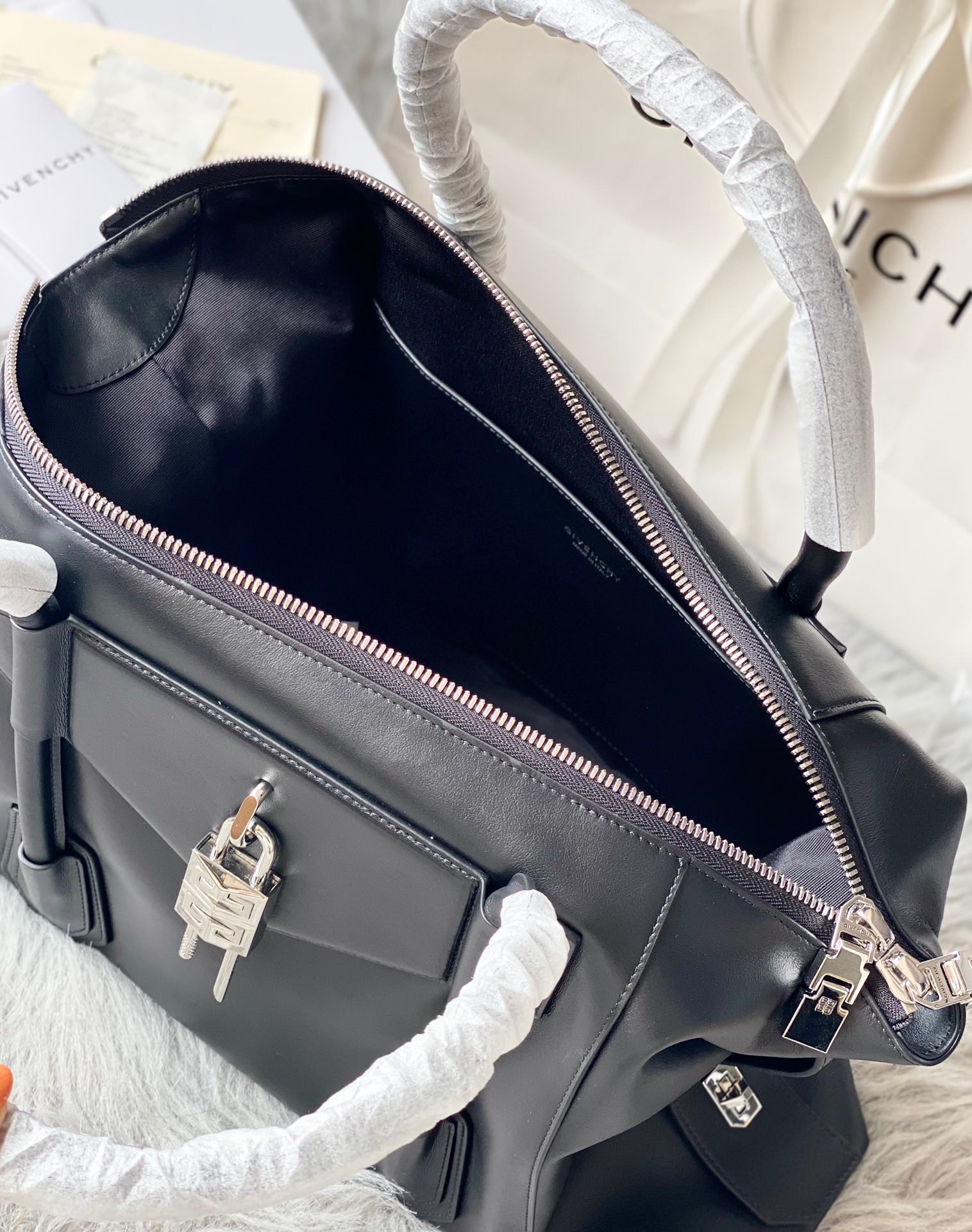Bagsaaa Medium Antigona Soft Lock bag in black smooth leather - 44*34*7cm