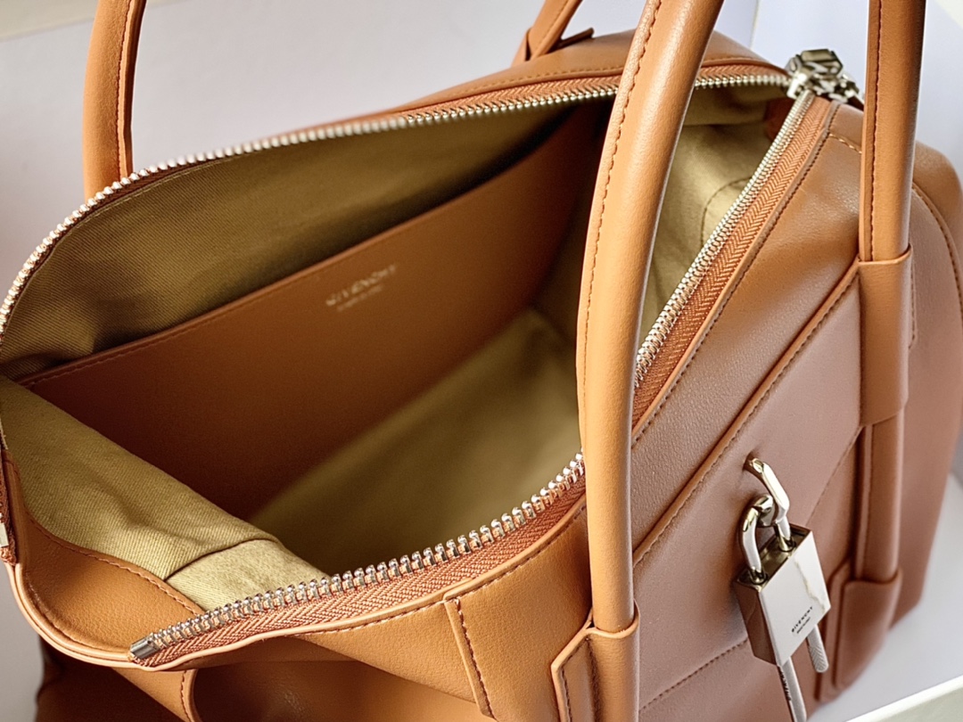 Bagsaaa Medium Antigona Soft Lock bag in brown smooth leather - 44*34*7cm