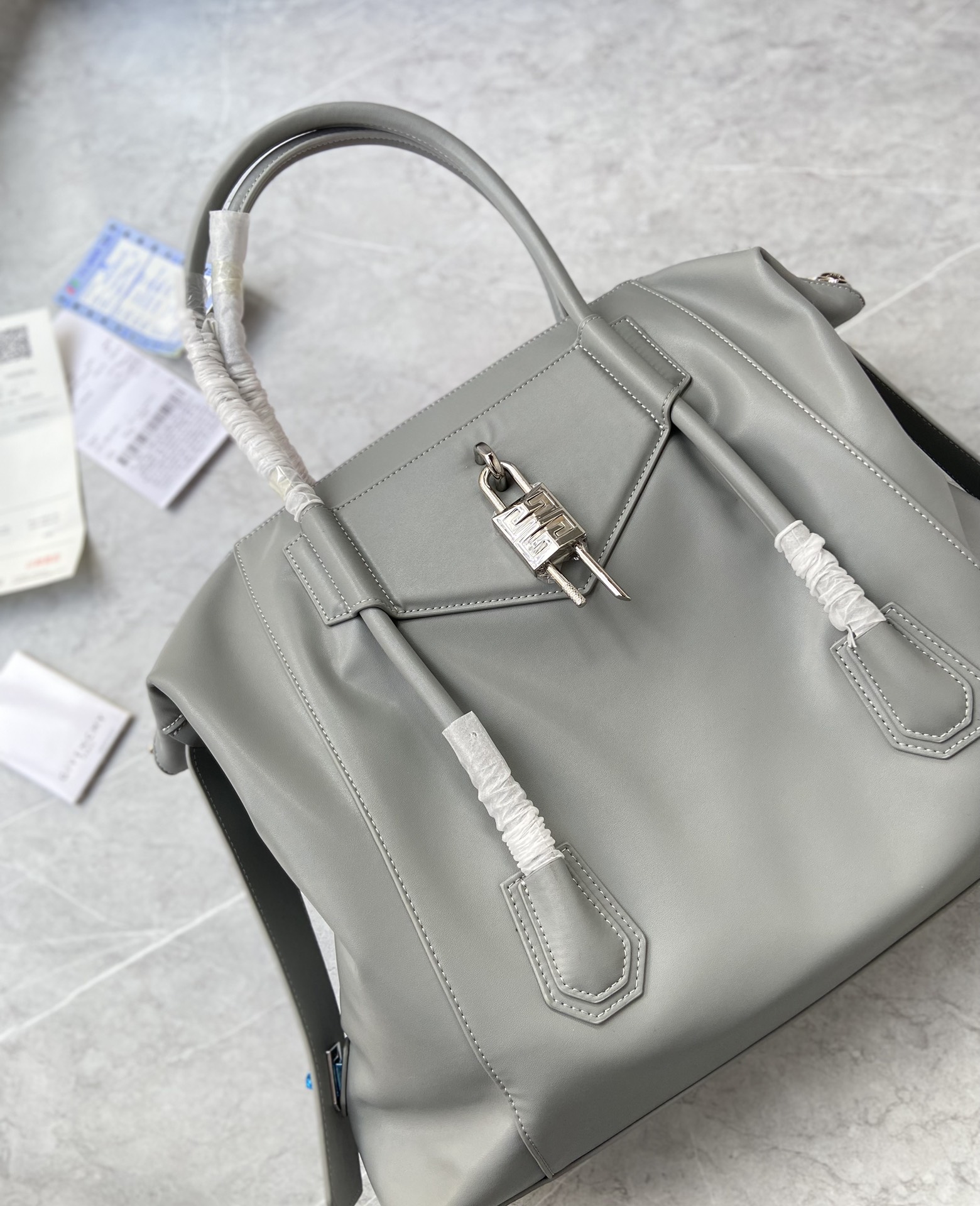 Bagsaaa Medium Antigona Soft Lock bag in grey smooth leather - 44*34*7cm
