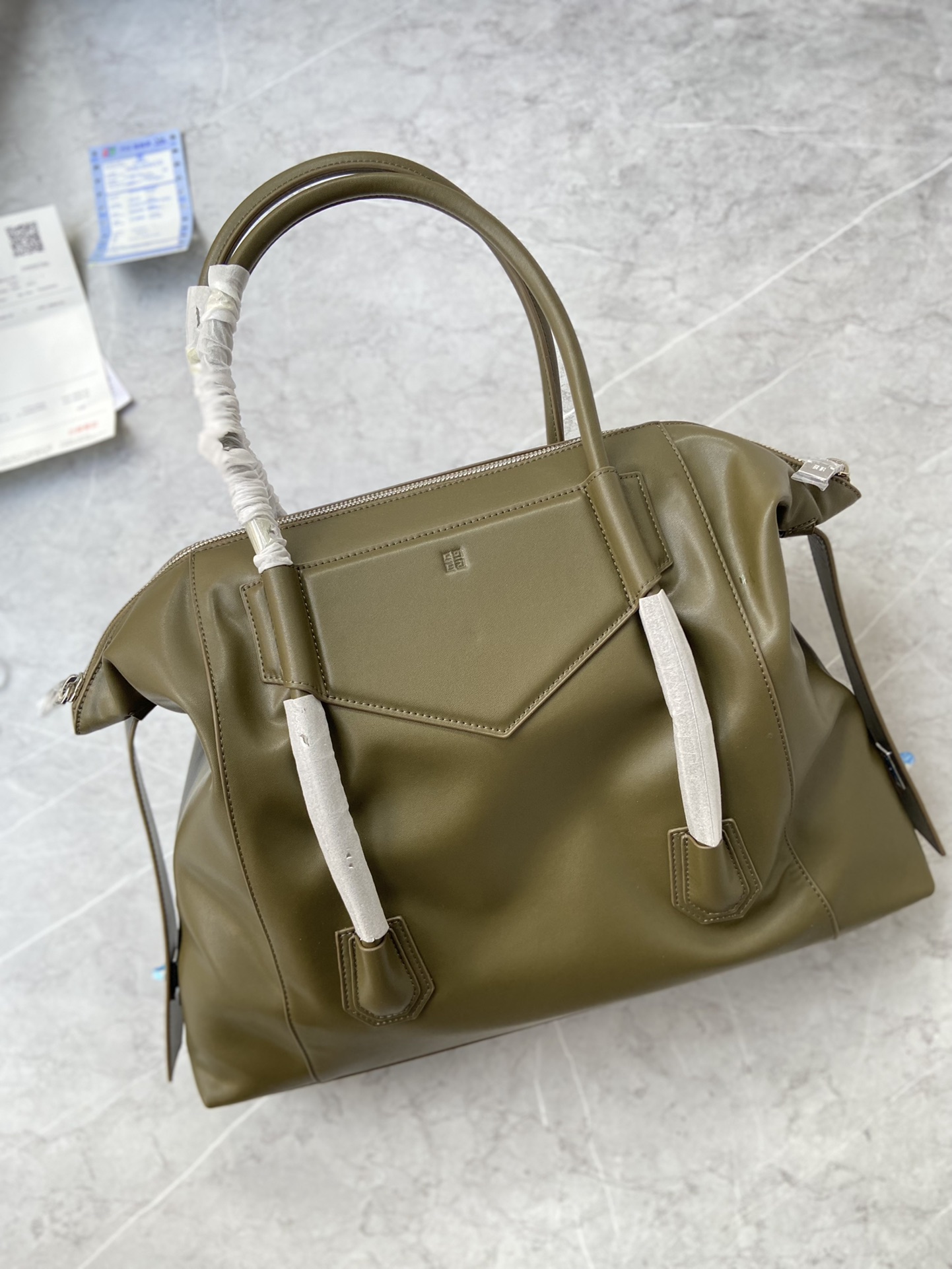 Bagsaaa Medium Antigona Soft Lock bag in green smooth leather - 44*34*7cm