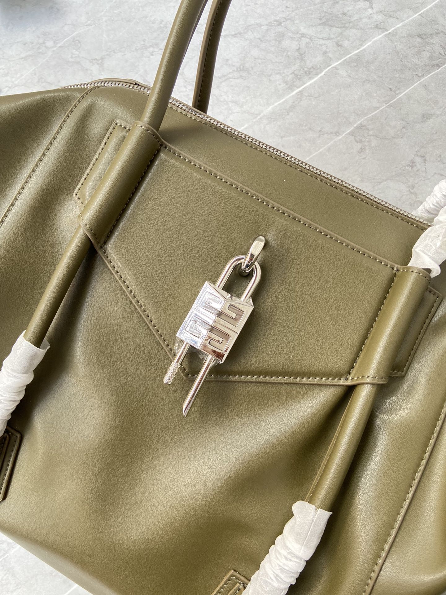 Bagsaaa Medium Antigona Soft Lock bag in green smooth leather - 44*34*7cm