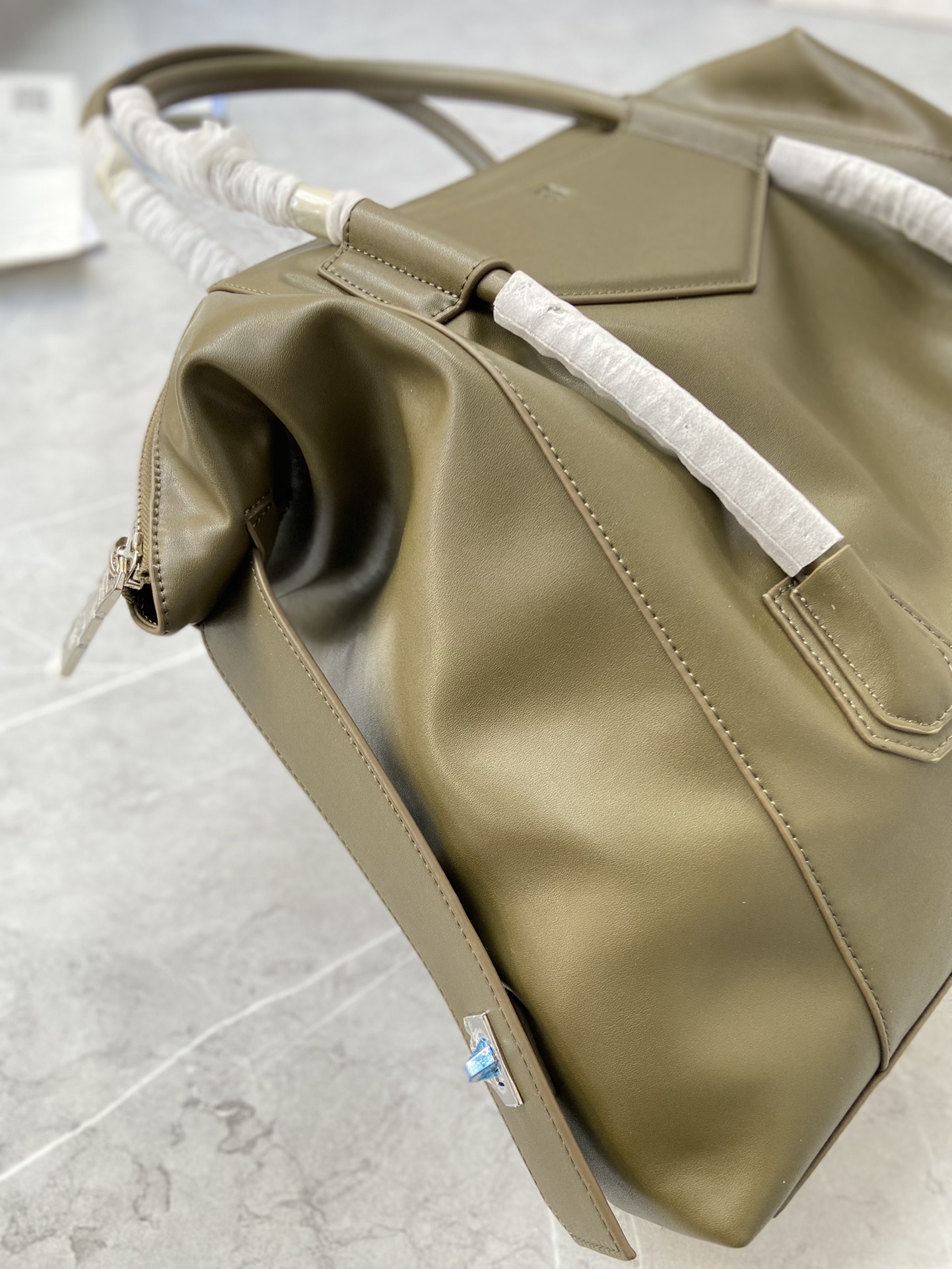 Bagsaaa Medium Antigona Soft Lock bag in green smooth leather - 44*34*7cm