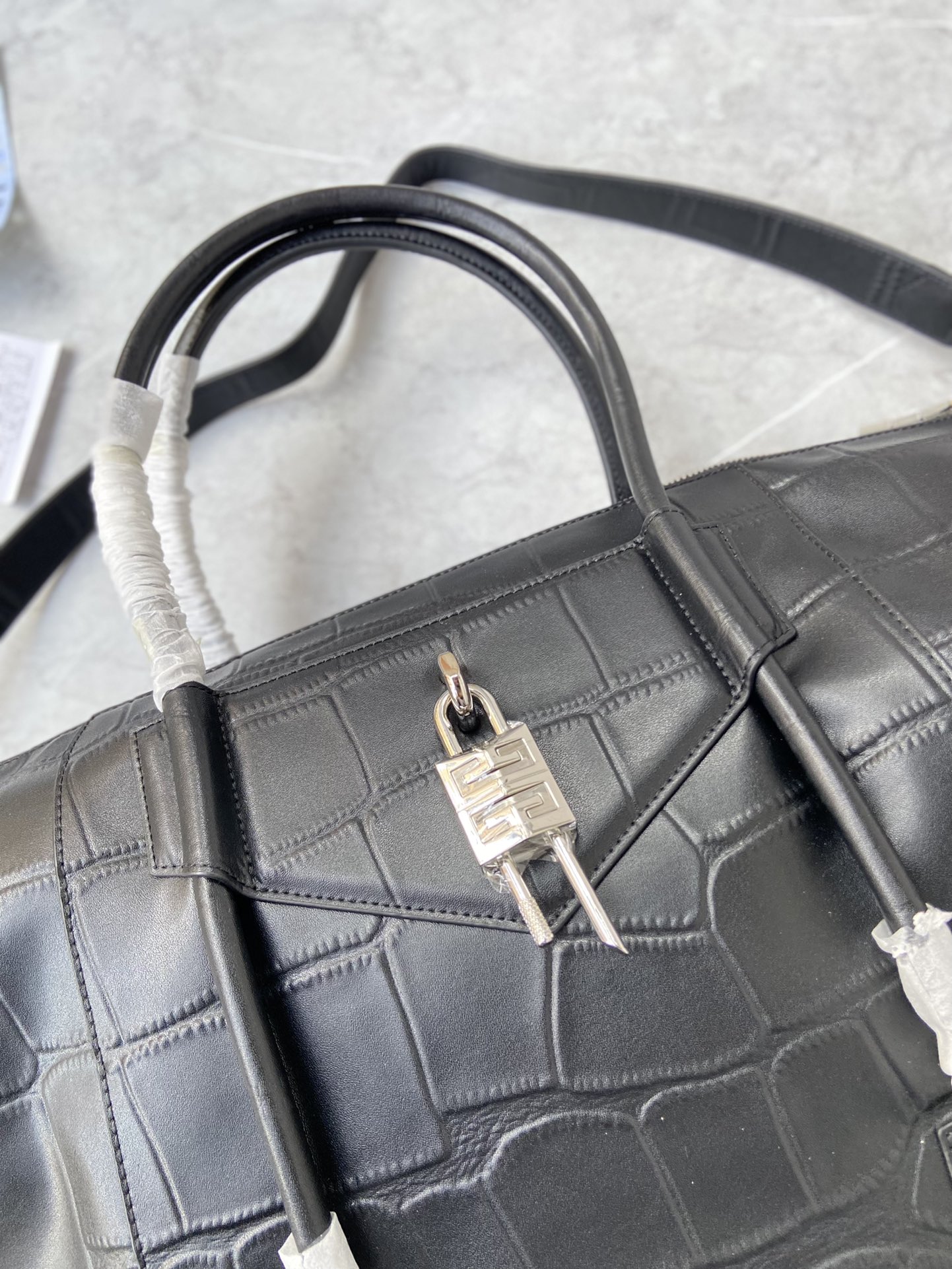 Bagsaaa Medium Antigona Soft Lock bag in black croc leather - 44*34*7cm
