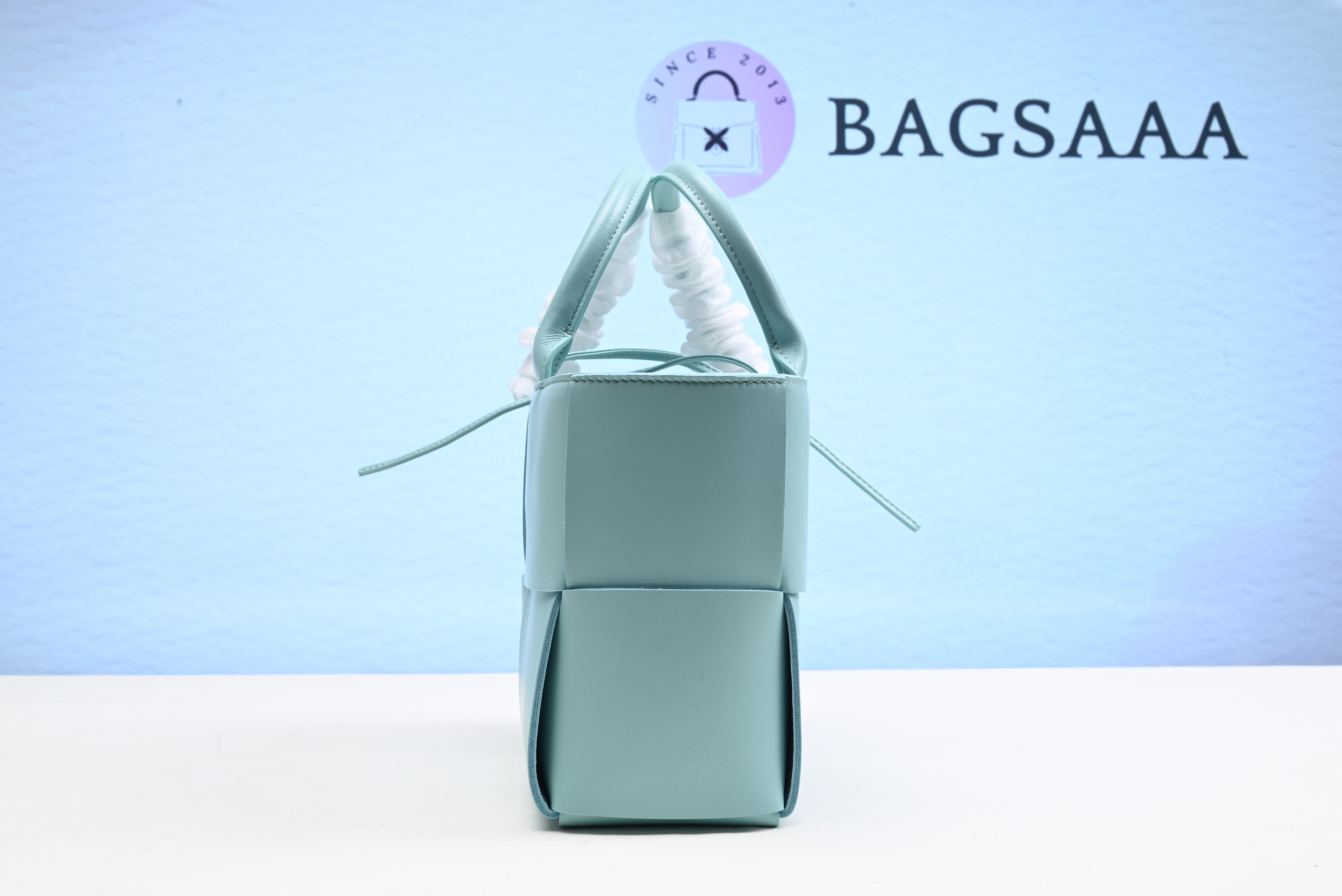 Bagsaaa B0tt*ga Ven*ta Mini Arco Tote Bag in Intreccio Leather - 25x16x8cm