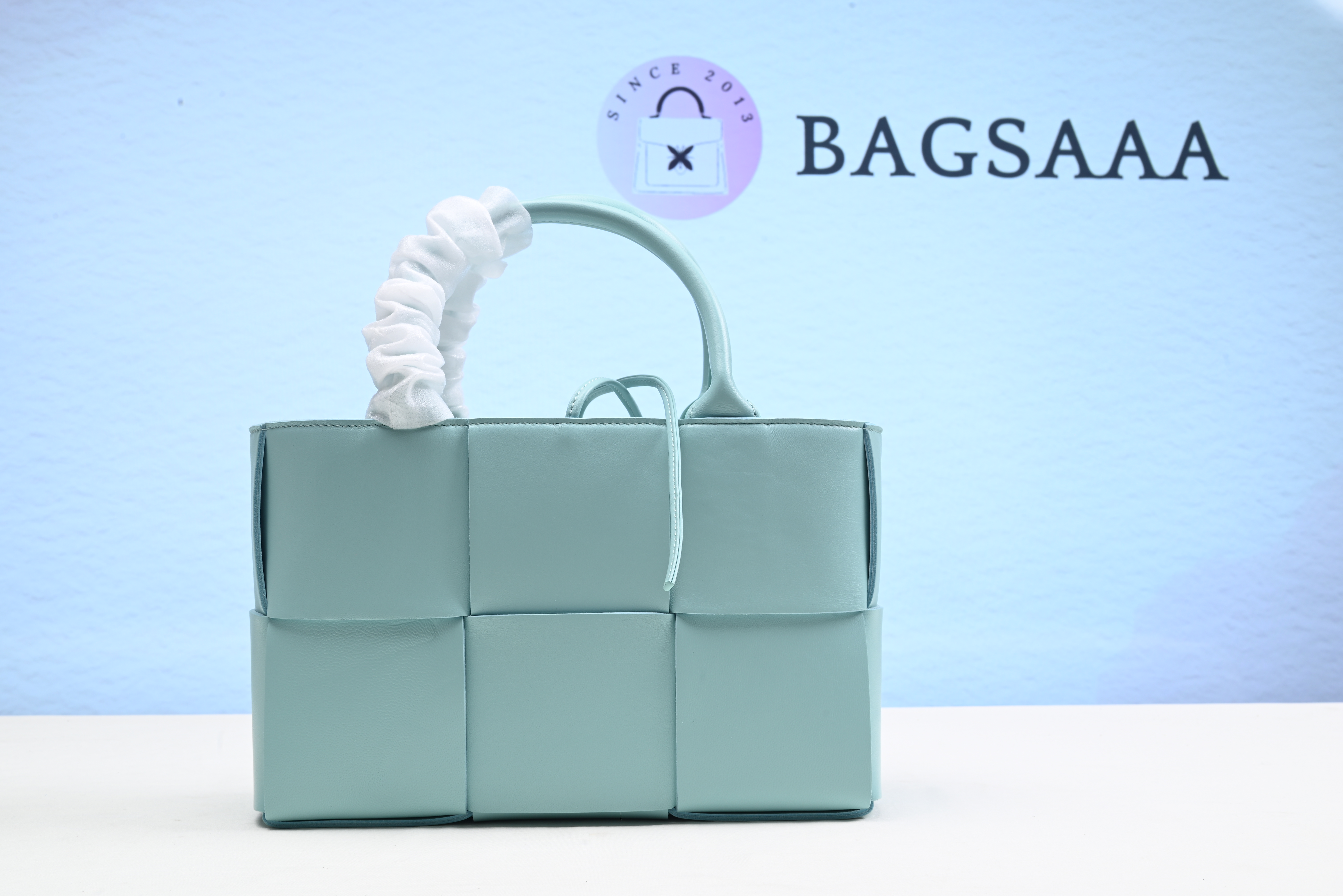 Bagsaaa B0tt*ga Ven*ta Mini Arco Tote Bag in Intreccio Leather - 25x16x8cm
