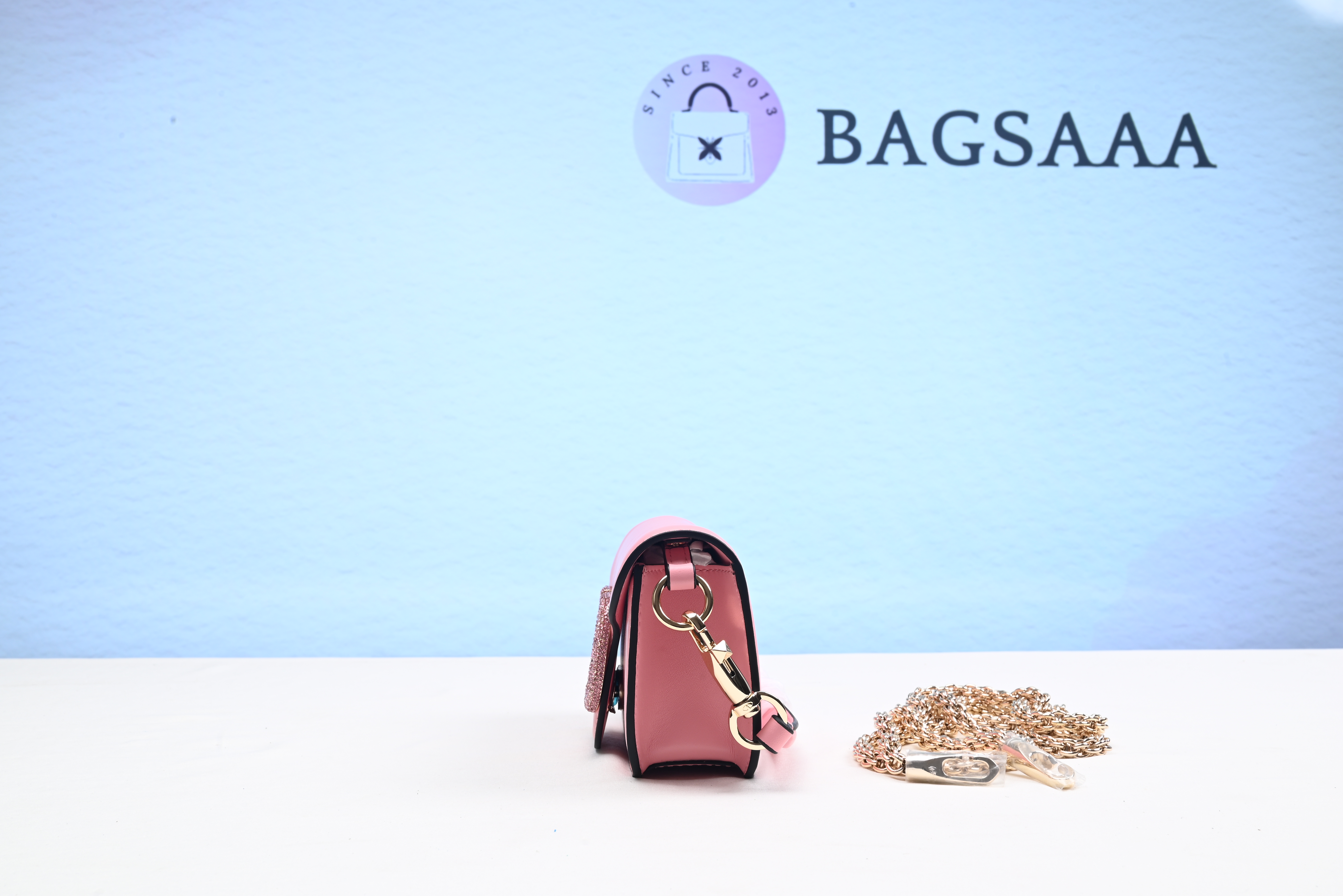 Bagsaaa Va1e*ntin0 Garavani small Locò crystal-embellished shoulder bag 20cm