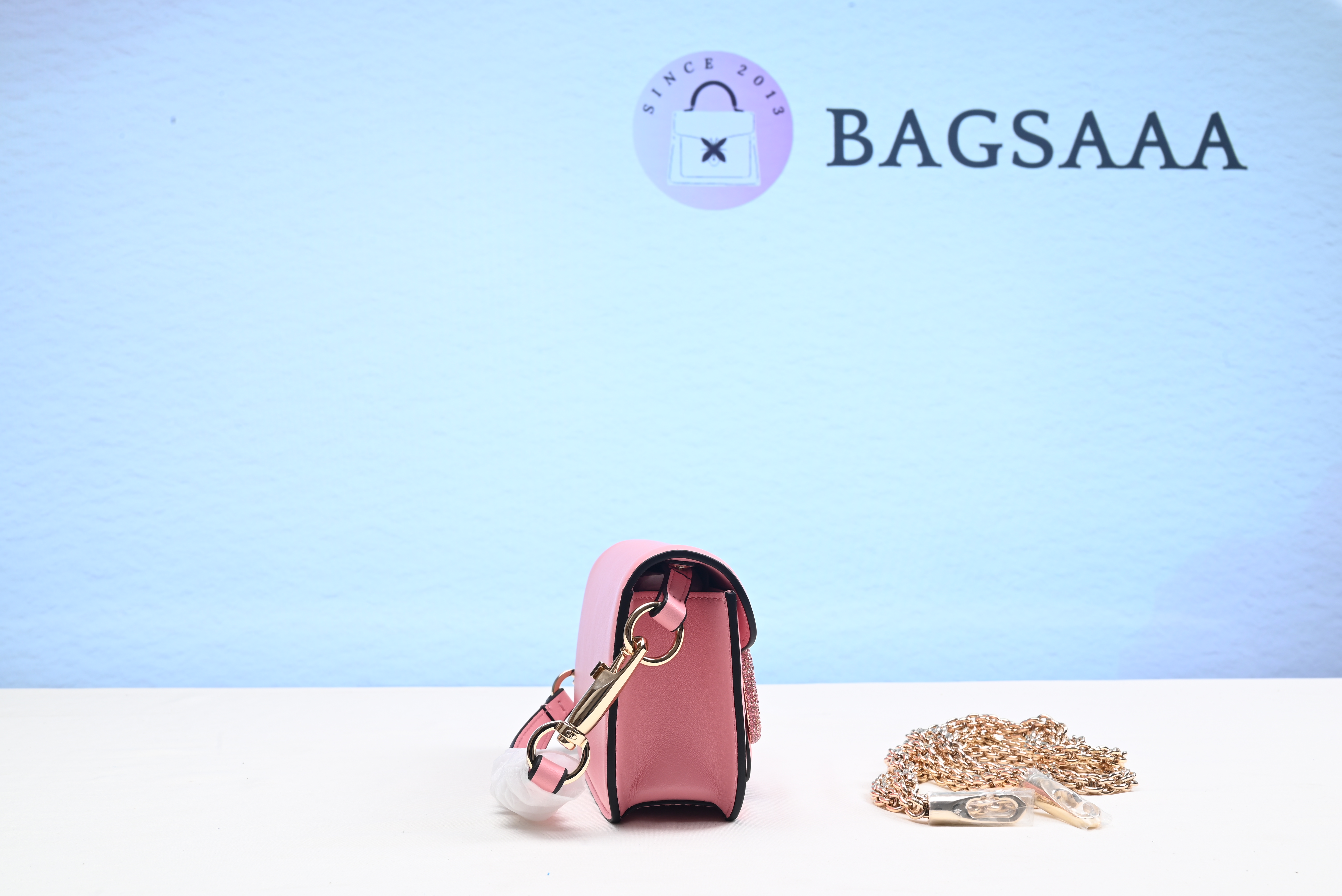 Bagsaaa Va1e*ntin0 Garavani small Locò crystal-embellished shoulder bag 20cm