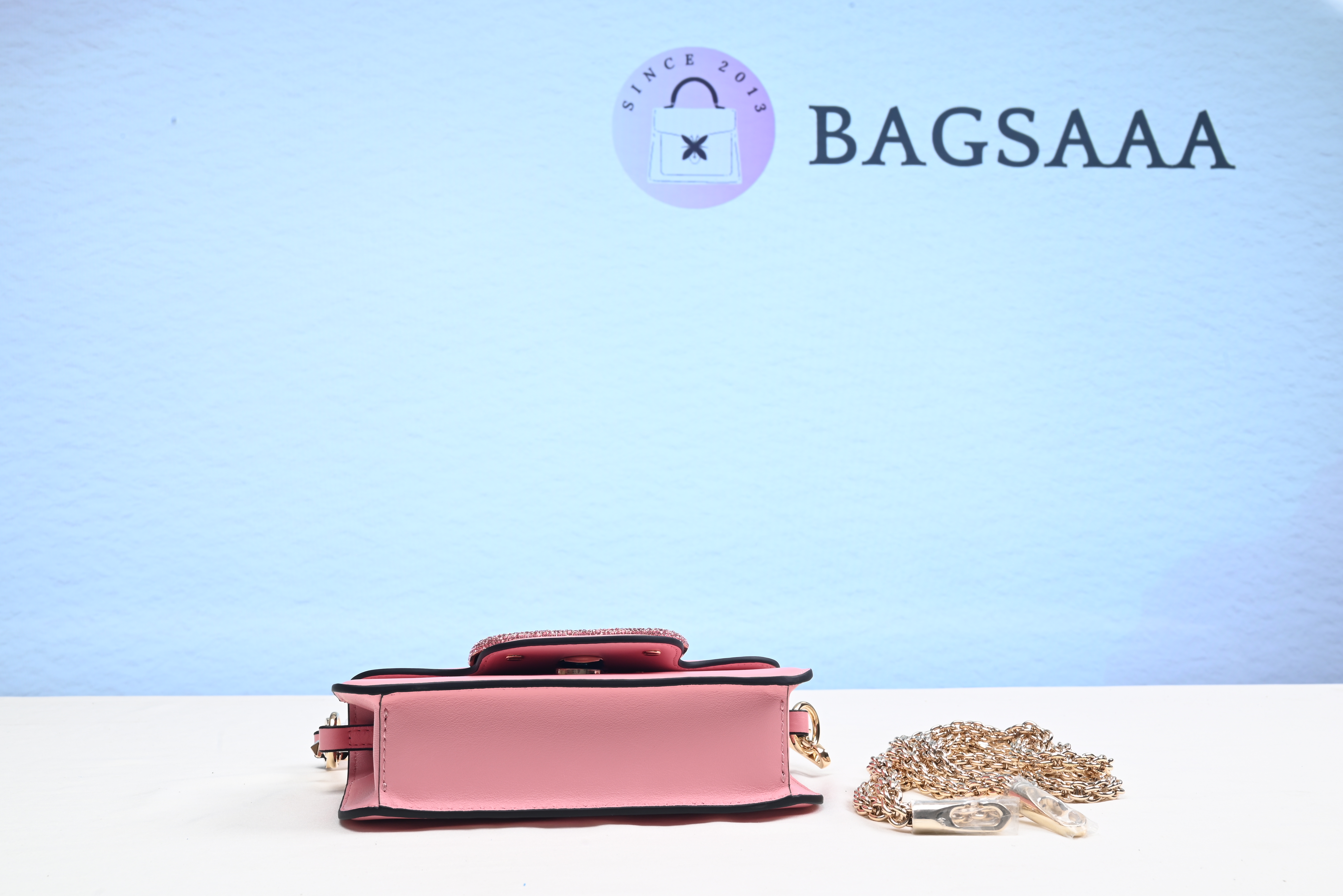Bagsaaa Va1e*ntin0 Garavani small Locò crystal-embellished shoulder bag 20cm