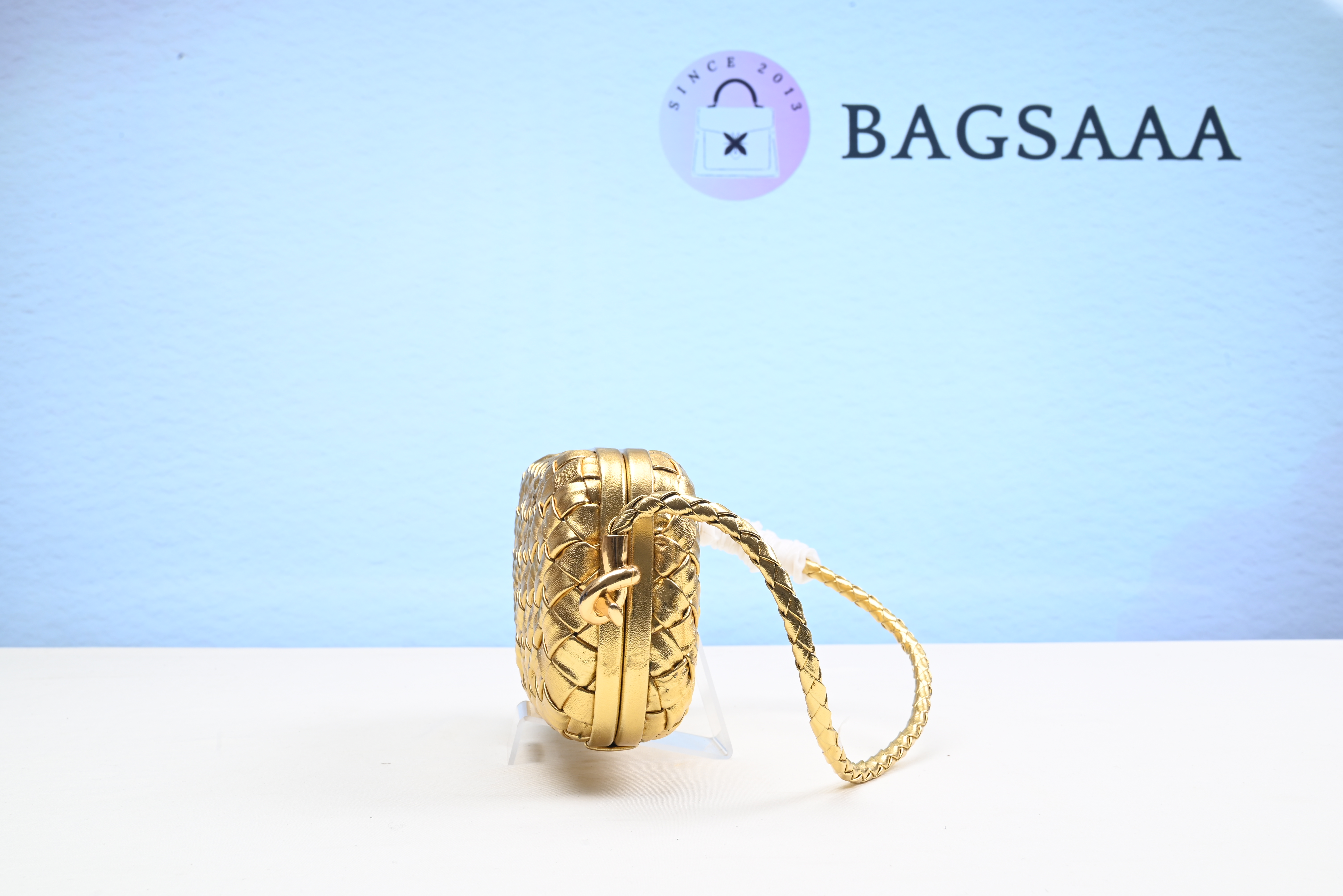 Bagsaaa B0tt*ga Ven*ta Knot-embellished Metallic Intrecciato Plissé Leather Shoulder Bag In Gold