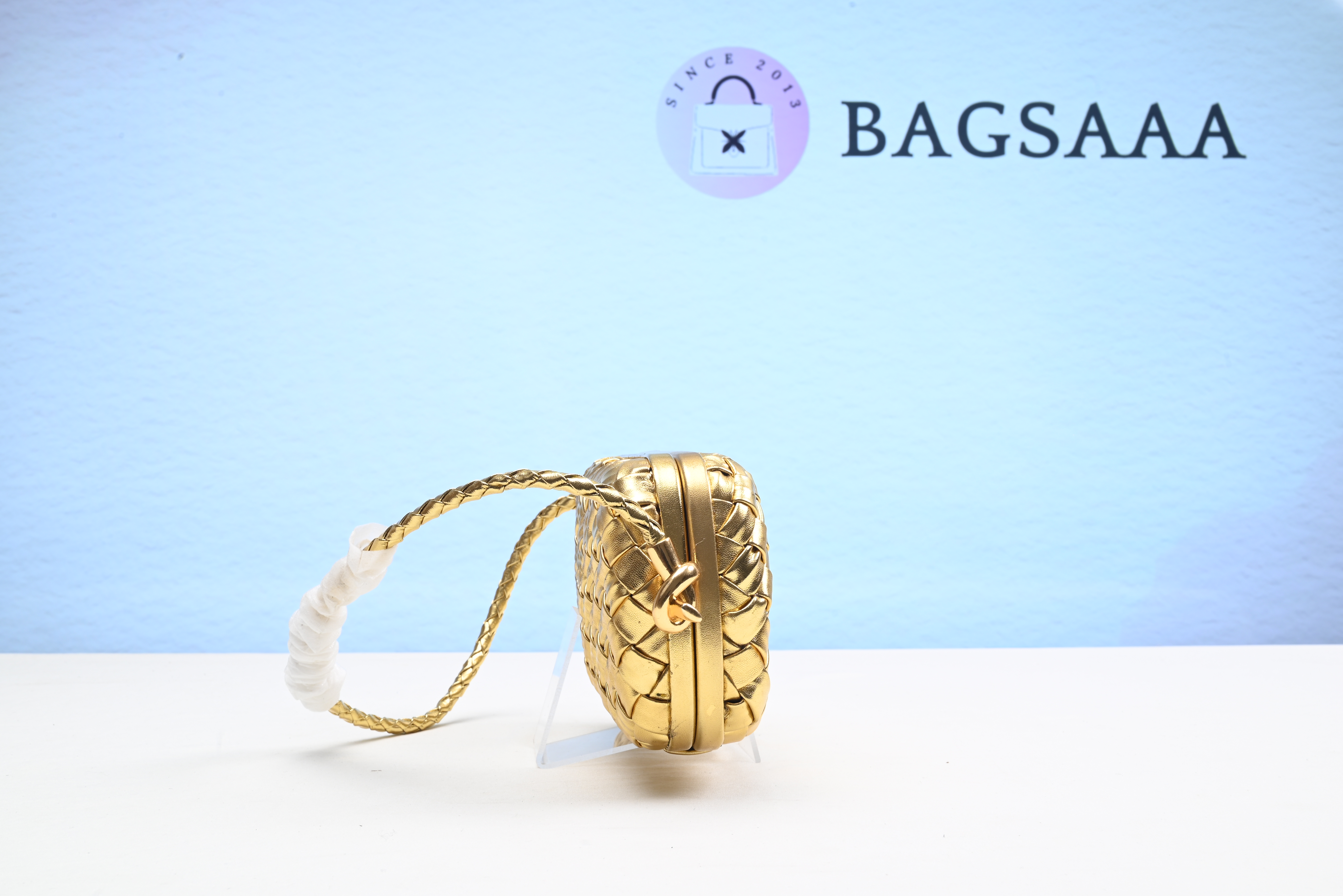 Bagsaaa B0tt*ga Ven*ta Knot-embellished Metallic Intrecciato Plissé Leather Shoulder Bag In Gold