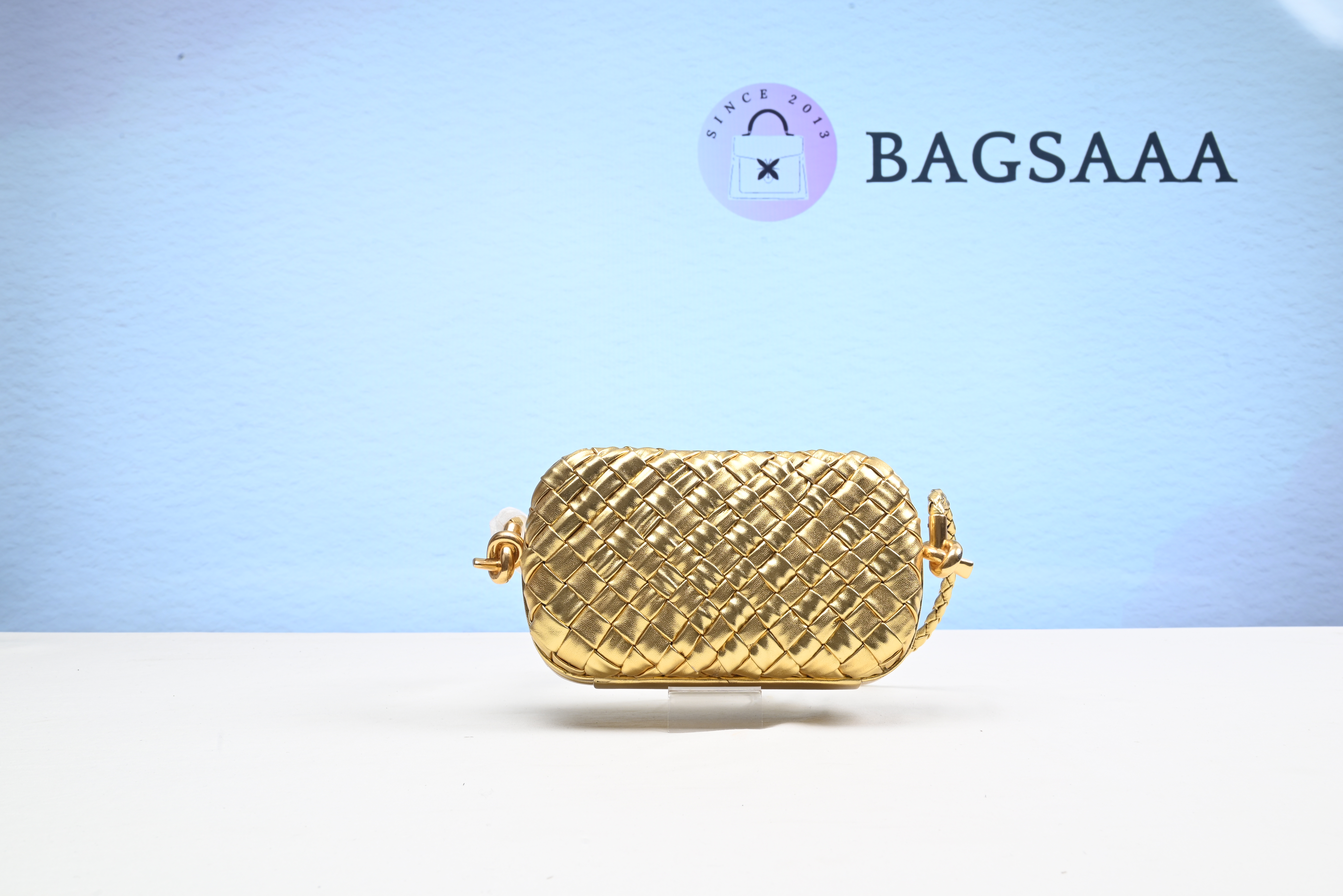 Bagsaaa B0tt*ga Ven*ta Knot-embellished Metallic Intrecciato Plissé Leather Shoulder Bag In Gold