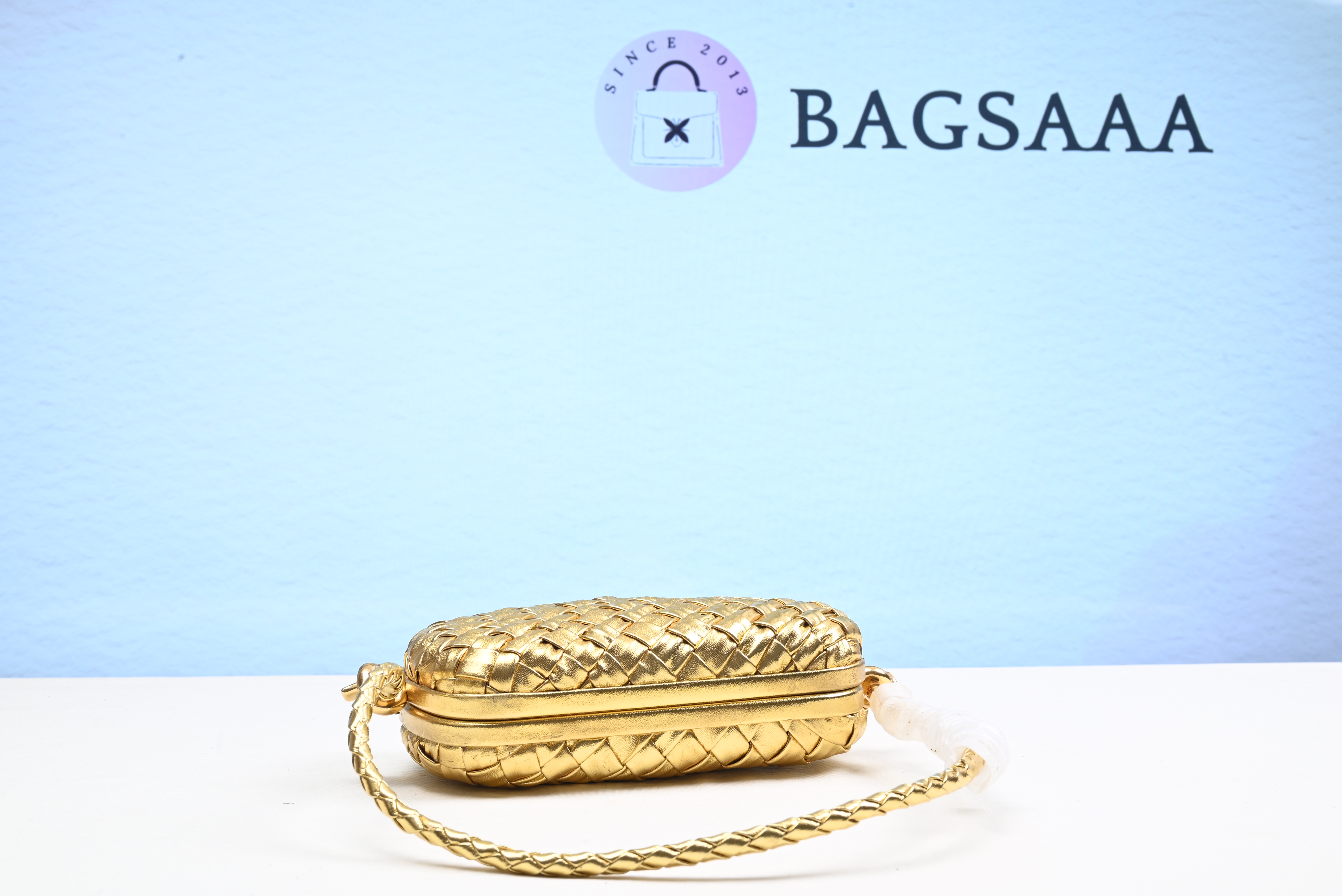 Bagsaaa B0tt*ga Ven*ta Knot-embellished Metallic Intrecciato Plissé Leather Shoulder Bag In Gold