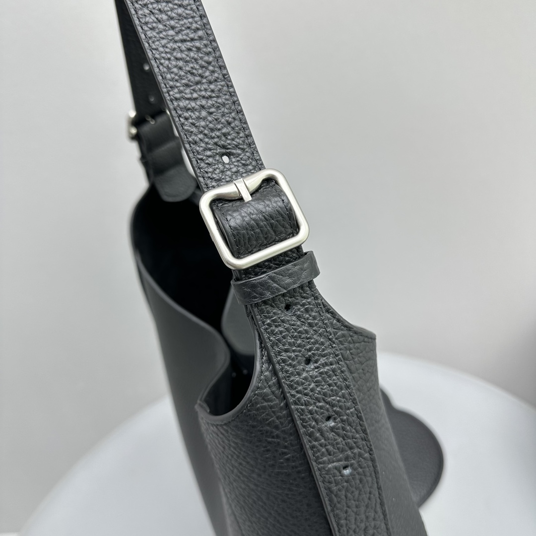 Bagsaaa Bv*b*rry Black Chess Medium Grained-leather Shoulder Bag