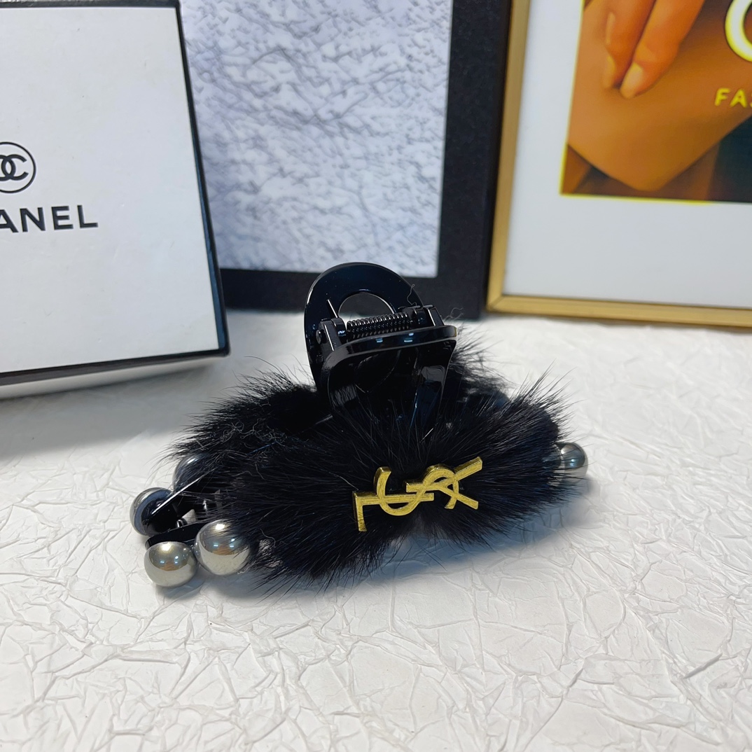 Bagsaaa Y51 Fur and Pearl Hairclip 