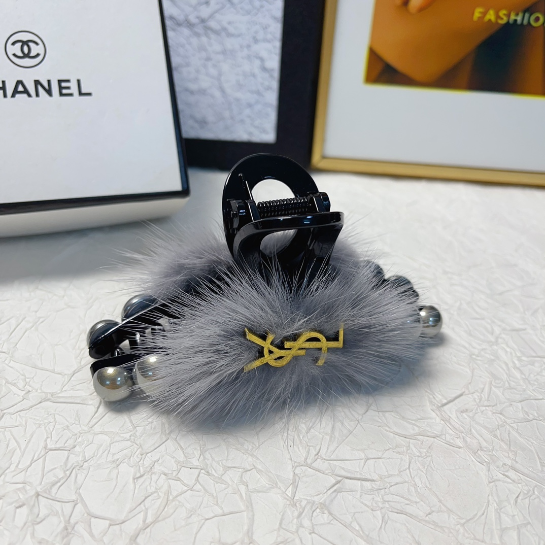 Bagsaaa Y51 Fur and Pearl Hairclip 