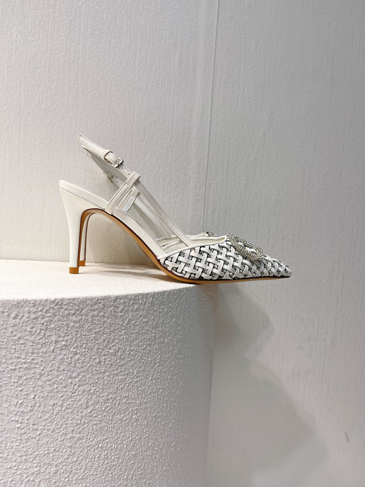Bagsaaa Va1e*ntin0 White Slingback Heel