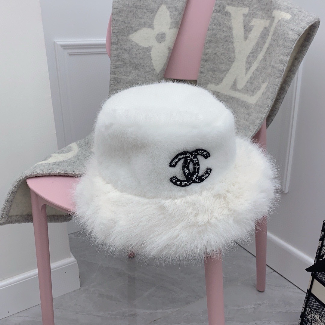 Bagsaaa Ch**el Shearling Bucket Hat