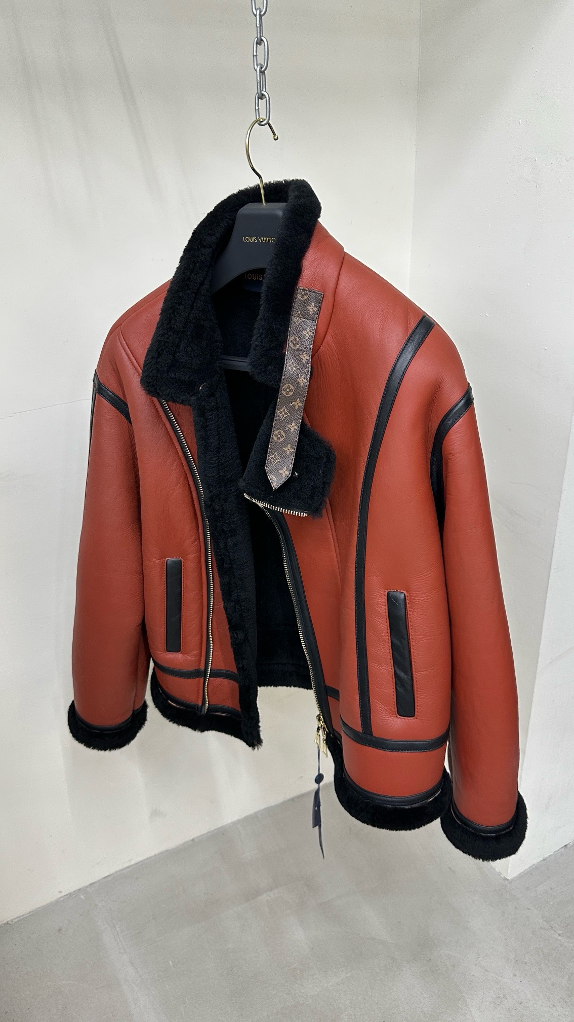 Bagsaaa L0vis Vvtt0n Asymmetrical Shearling Aviator Jacket