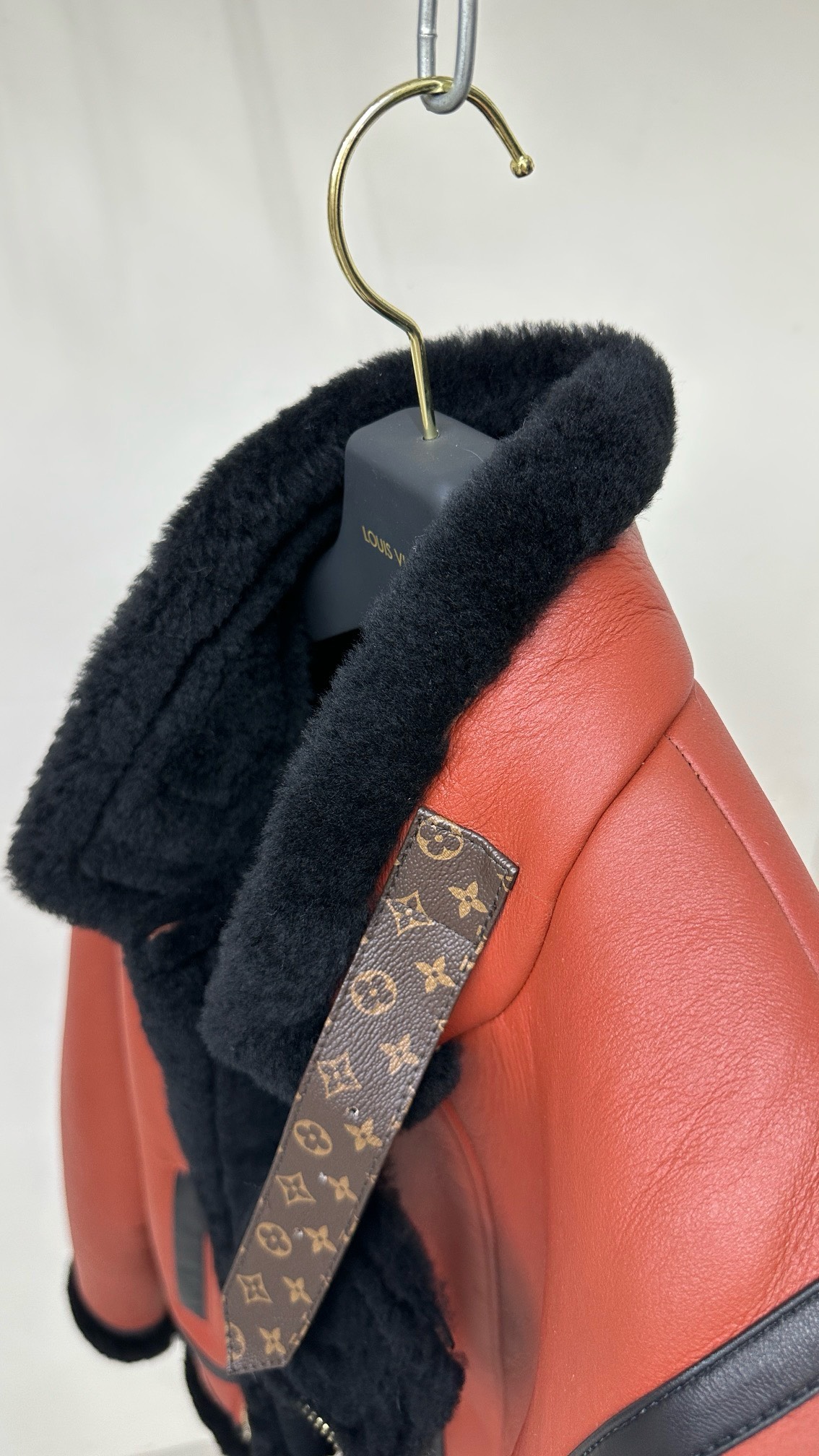 Bagsaaa L0vis Vvtt0n Asymmetrical Shearling Aviator Jacket