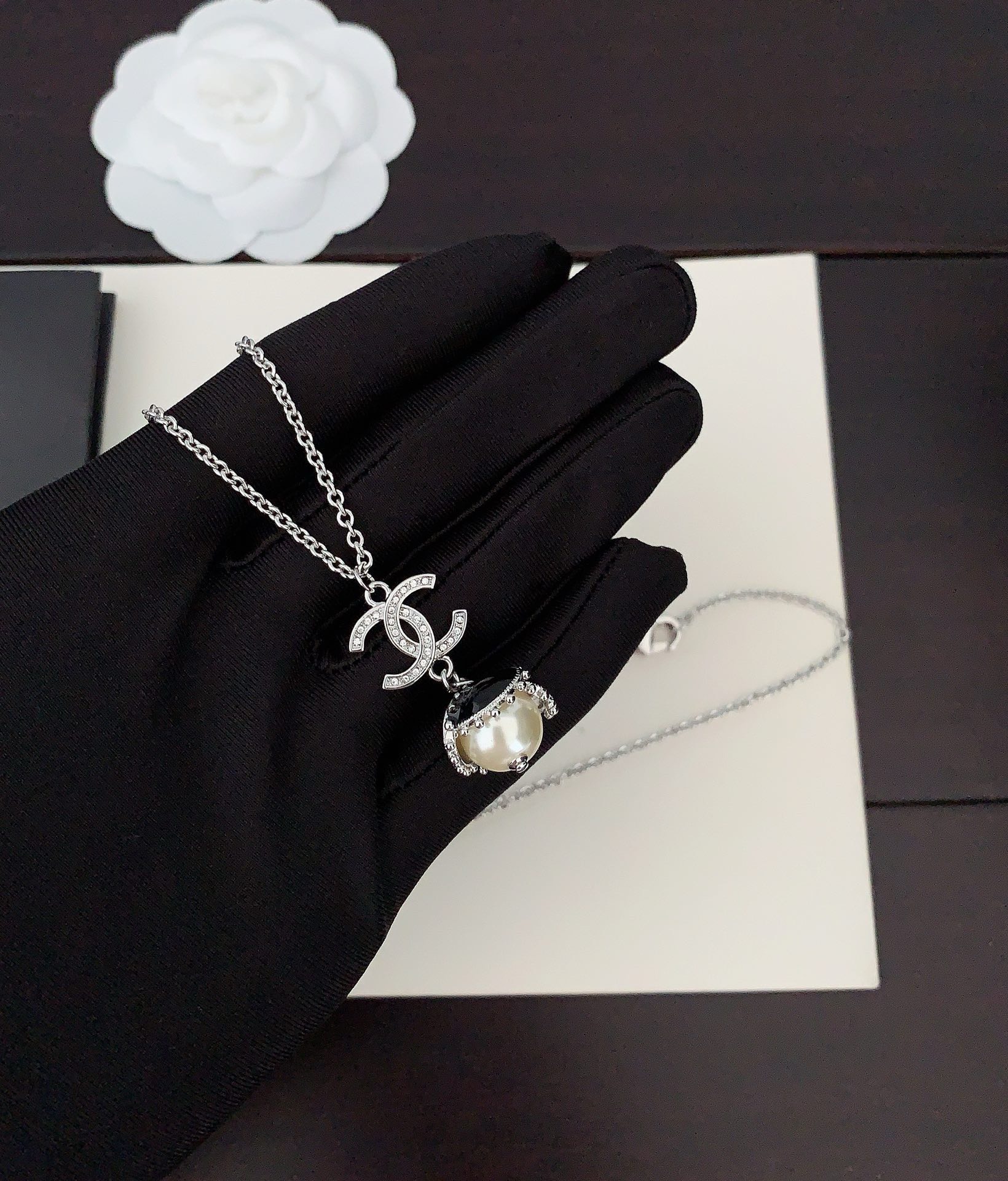 Bagsaaa Ch**el Pearl & D1am0nd Necklace