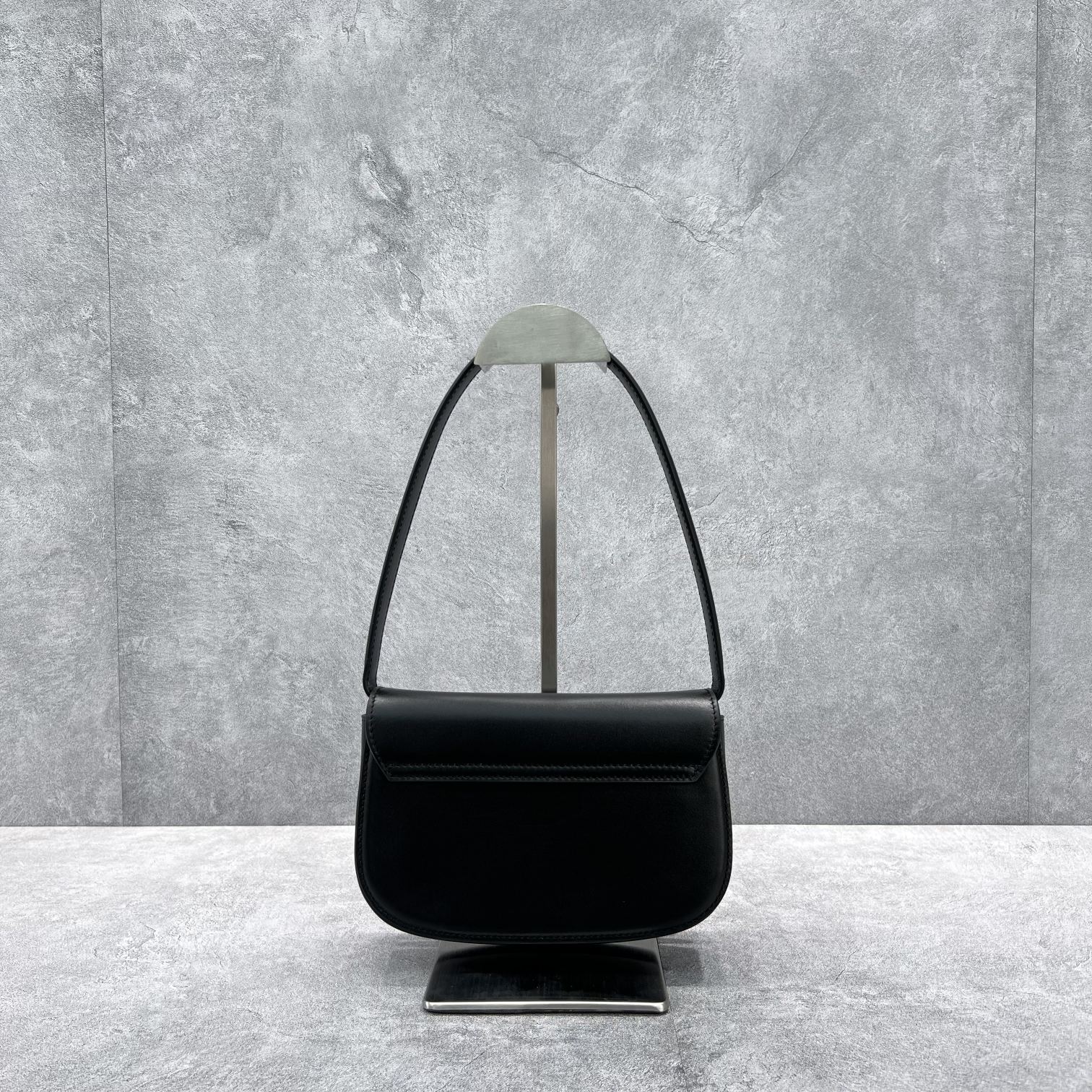 Bagsaaa Diesel iconic bag in black leather - 20.5*13.5*6.5CM