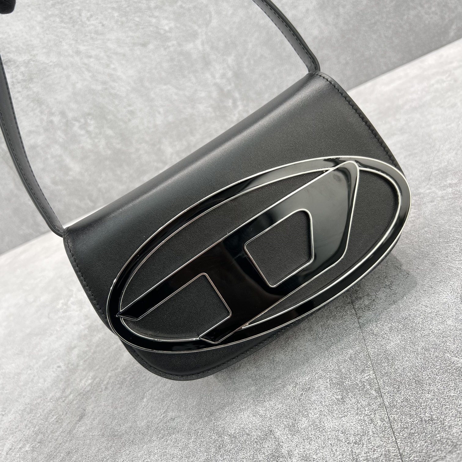 Bagsaaa Diesel iconic bag in black leather - 20.5*13.5*6.5CM