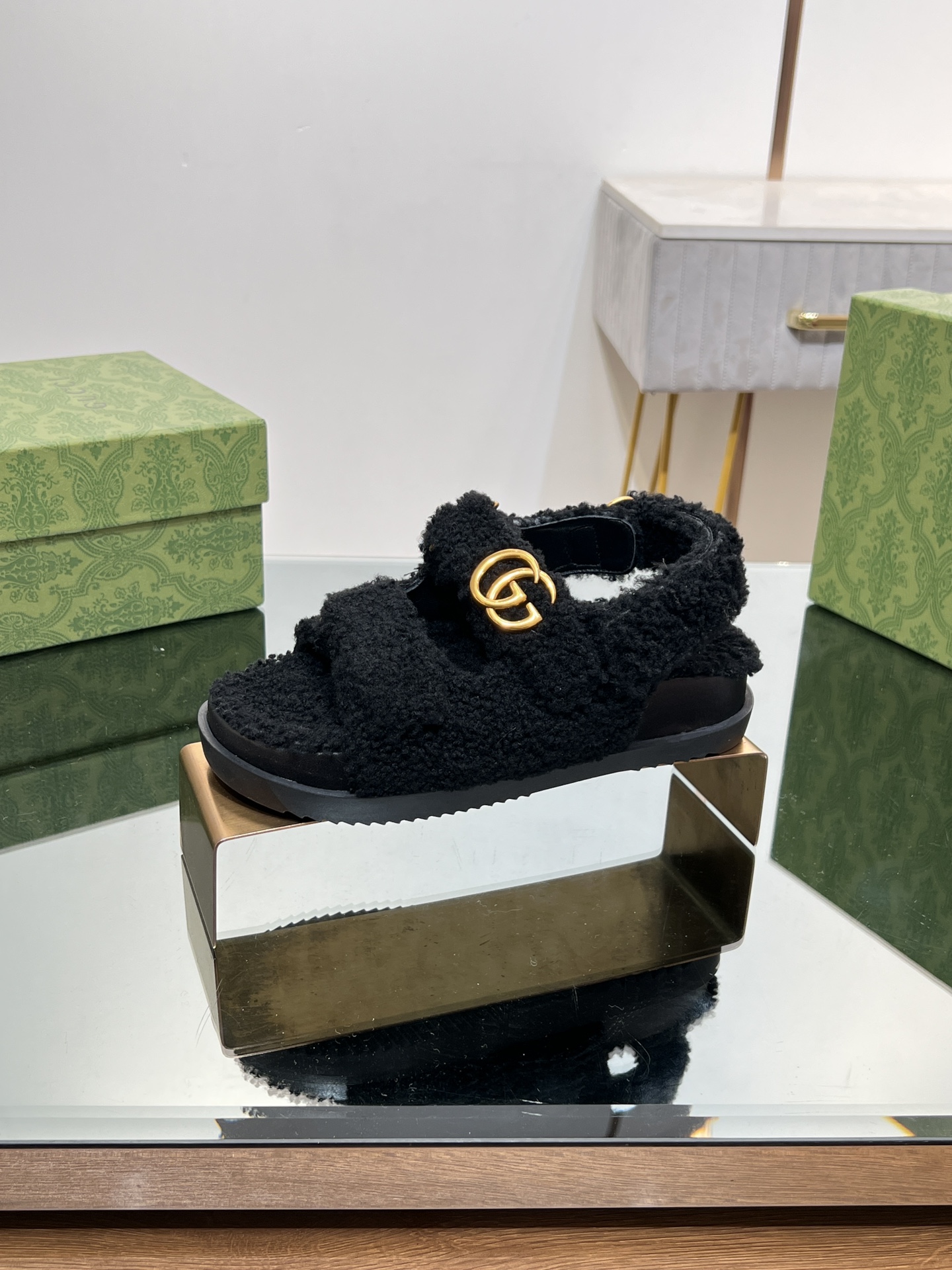 Bagsaaa Gvc*1 Black Shearling Sandals