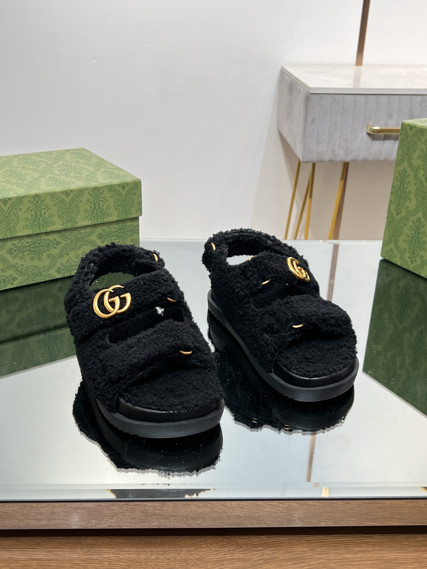 Bagsaaa Gvc*1 Black Shearling Sandals