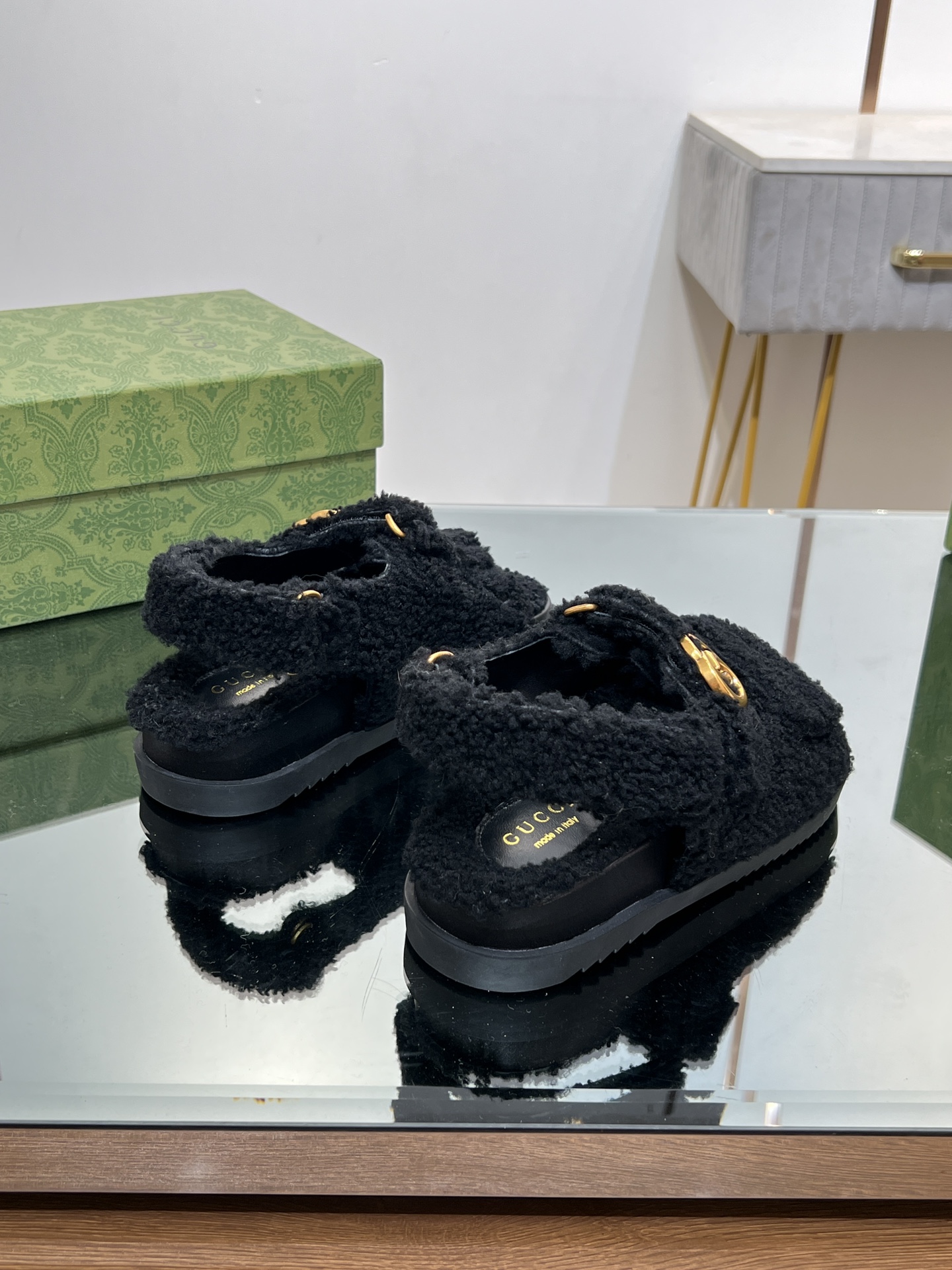Bagsaaa Gvc*1 Black Shearling Sandals