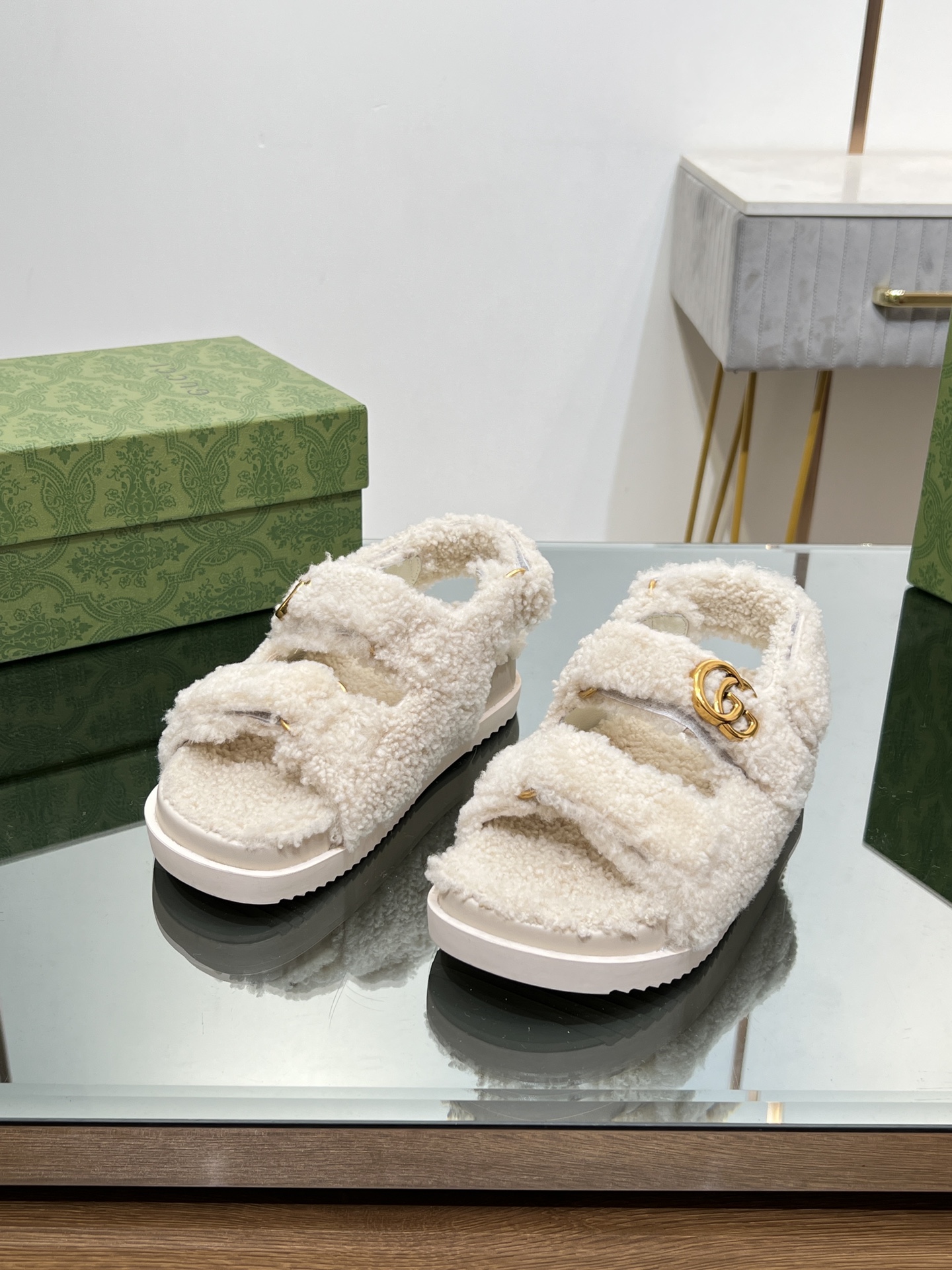 Bagsaaa Gvc*1 White Shearling Sandals