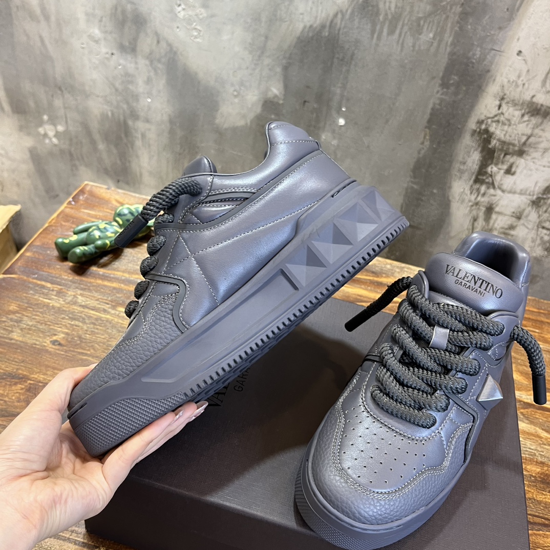 Bagsaaa Va1e*ntin0 Grey Sneakers